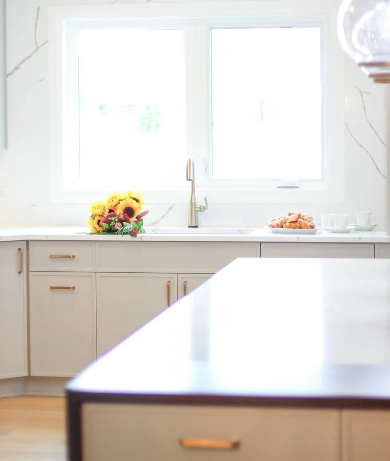 Designing a kitchen in Ottawa means planning for it to be used in all the four seasons… in one week. 
It must have good lighting for the dark days of winter, warm tones and texture to cozy up the fall evenings, and a smart, seamless layout fo