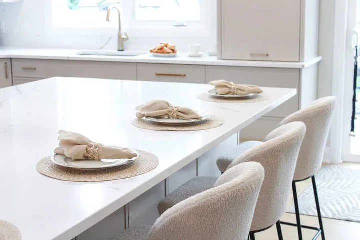 Brunch is calling, and this kitchen island is all dressed up for the occasion! Who’s bringing the mimosas? Let’s celebrate the sun (while it’s out today)! 
📸 by @carlyemmettt
#HomeInspo #InteriorDe