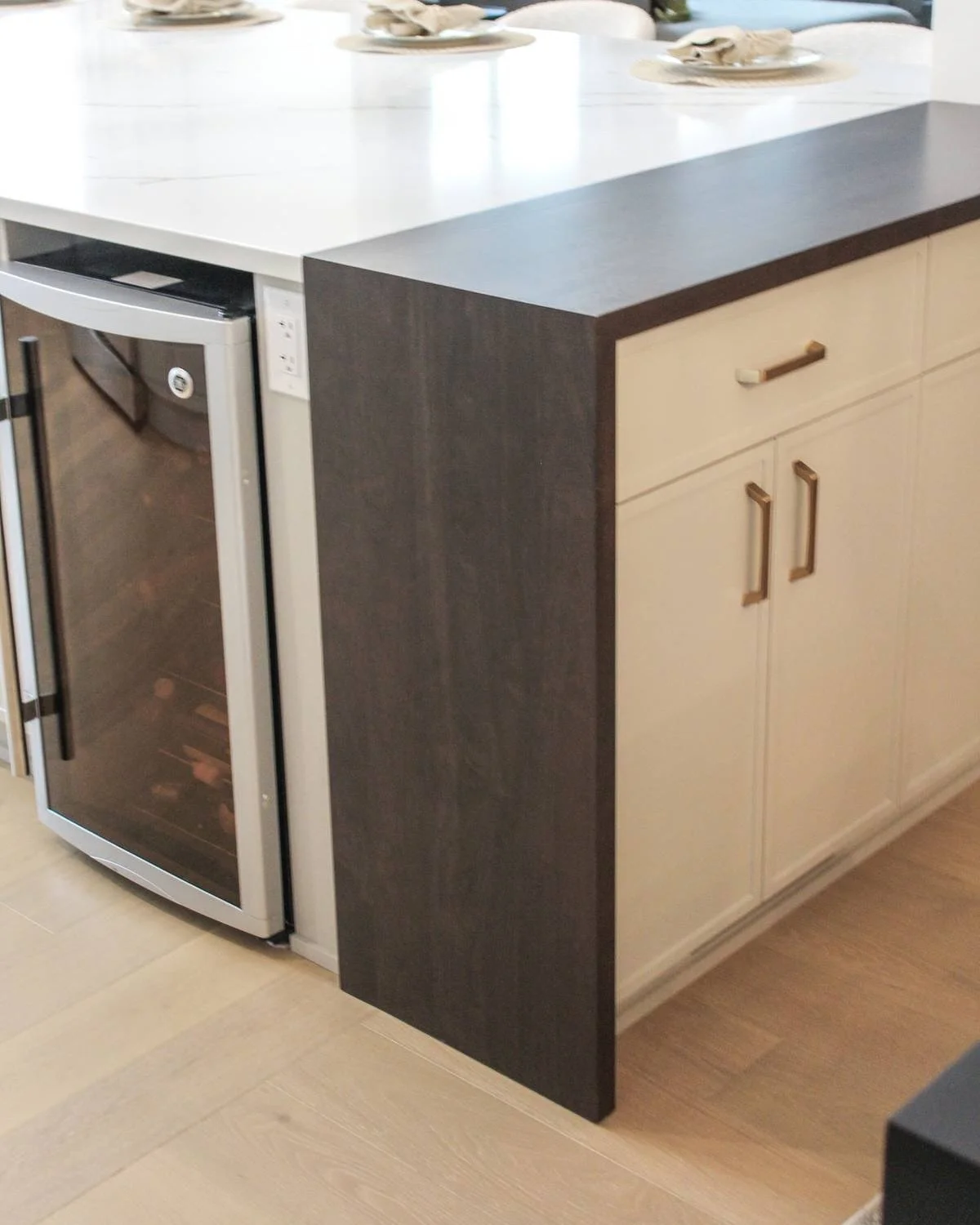 ✨ It’s all in the details! ✨ A well-designed space comes down to subtle, yet thoughtful touches…like this gorgeous walnut wood countertop detail, repeated on the custom hood fan. Together, they create a space that feels polished, cohesiv