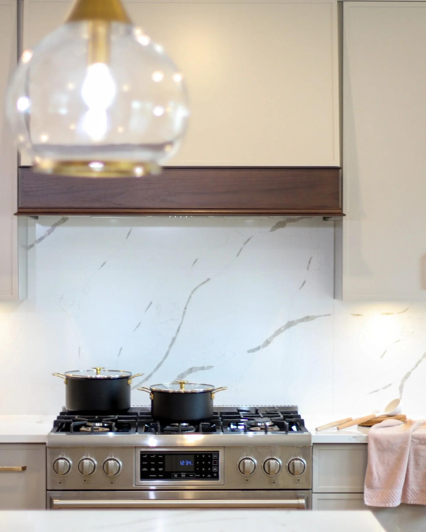POV: You’re about to make dinner in your new dream kitchen, and you suddenly love cooking. ✨
That quartz slab backsplash? Means it will be easy to clean. The custom wood detail on the hood? Like a warm hug inviting you to the cooking zone. Per