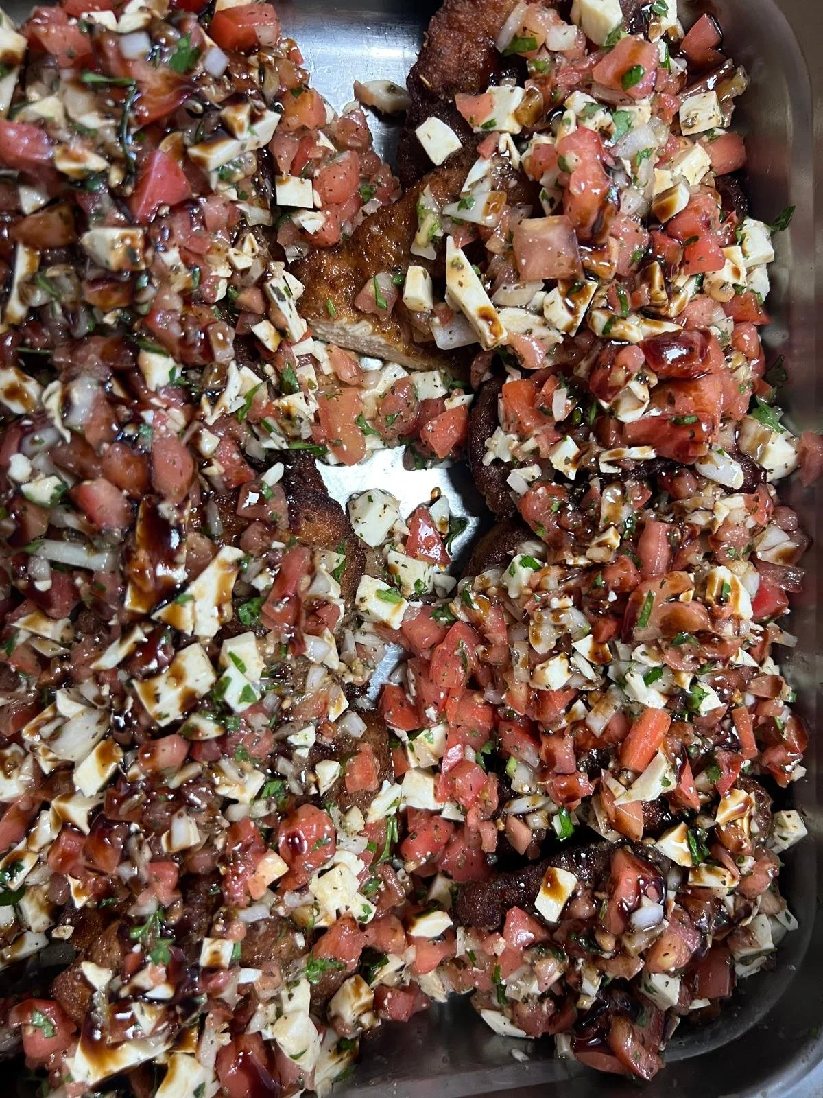 Chicken Bruschetta.
Chicken Cutlets topped with Diced Tomatoes, Fresh Basil and Chopped Onions
Served with a balsamic Glaze