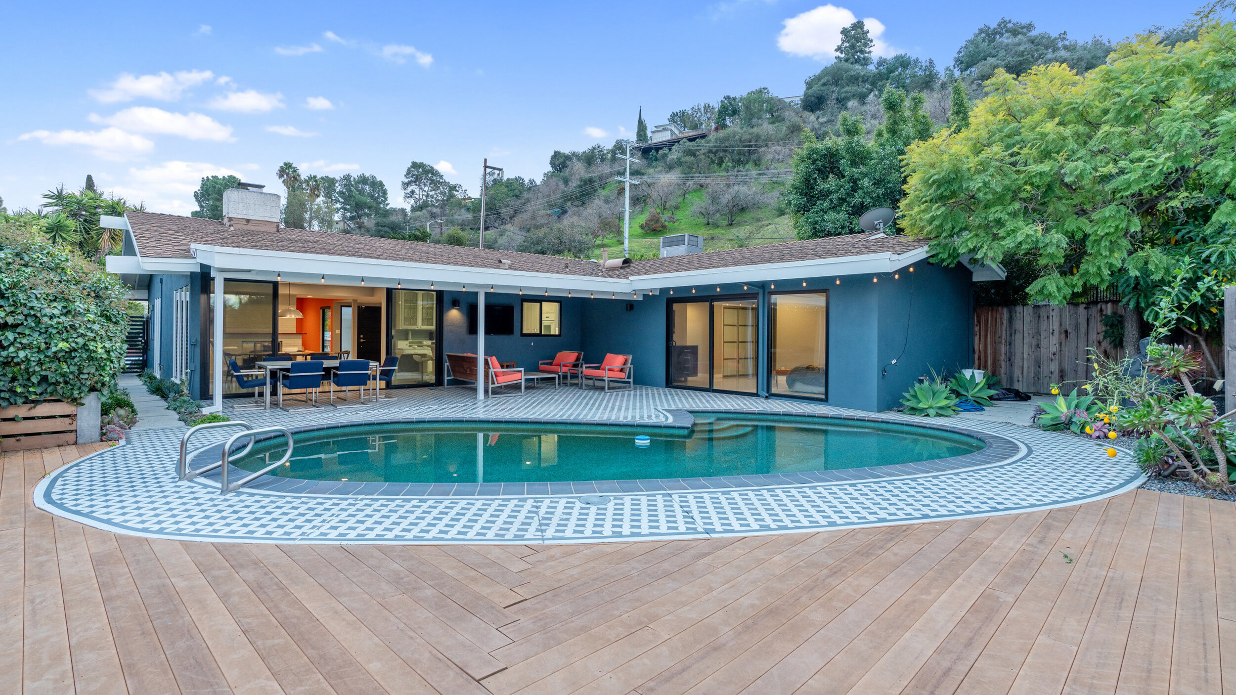 Zen Mid Century Modern landscape backyard garden to compliment the overall outdoor theme.