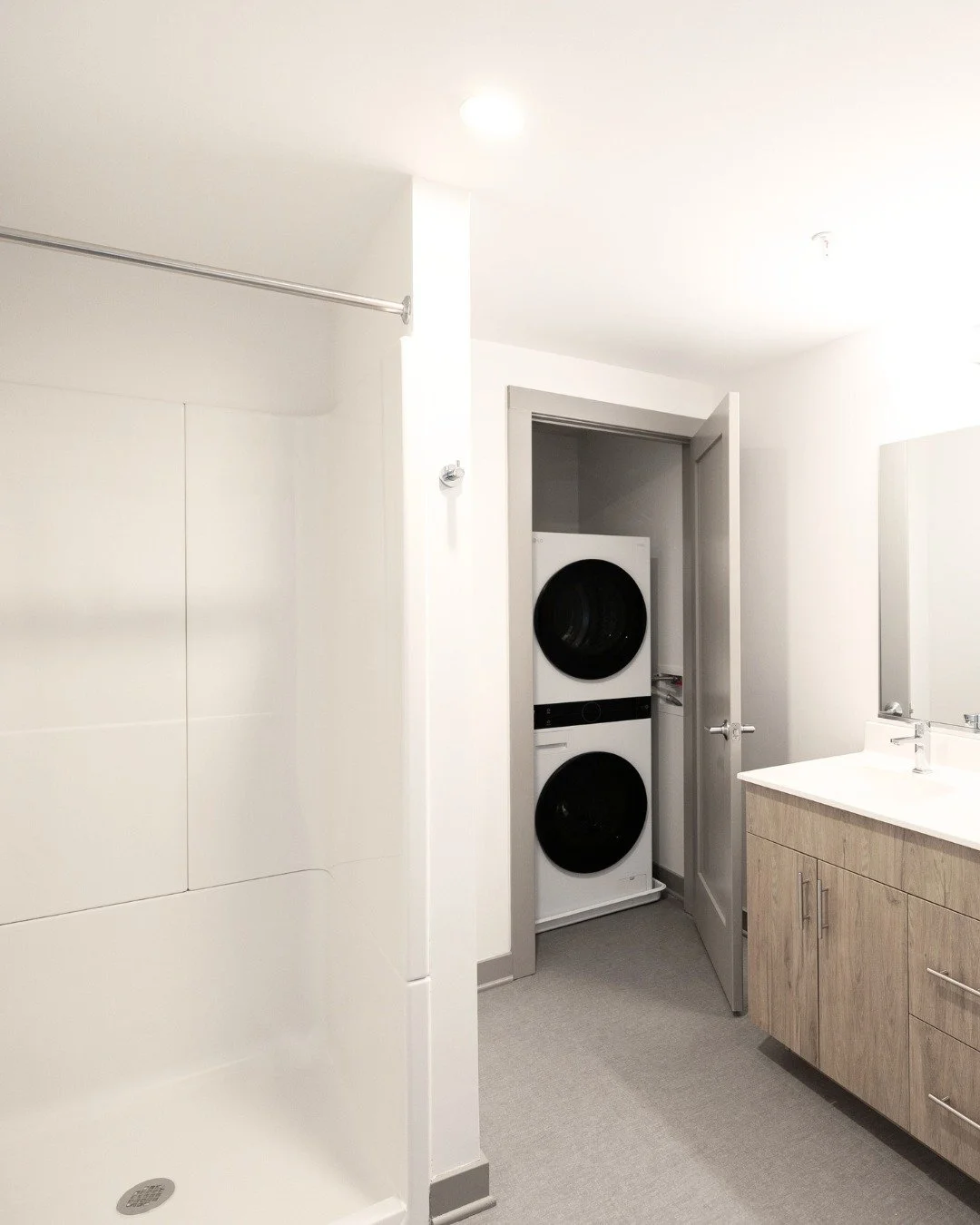 No more laundry room drama 🫧🫧

Every unit at Flanigan Square comes with its own washer and dryer &mdash; because waiting for a machine is so last season.

Throw in a load, binge your favorite show, sip your coffee. Laundry day = your way.