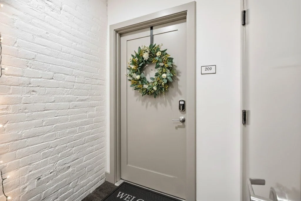A little bit of decor goes a long way. With just a few welcoming touches, you can transform your space, starting with the front door!

📷 @yourinhousemedia
