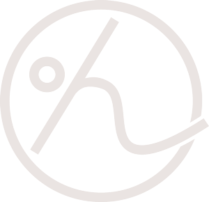 Das Bild zeigt eine lächelnde Frau mit kurzen braunen Haaren, die ein hellblaues T-Shirt trägt, vor einem neutralen weißen Hintergrund.