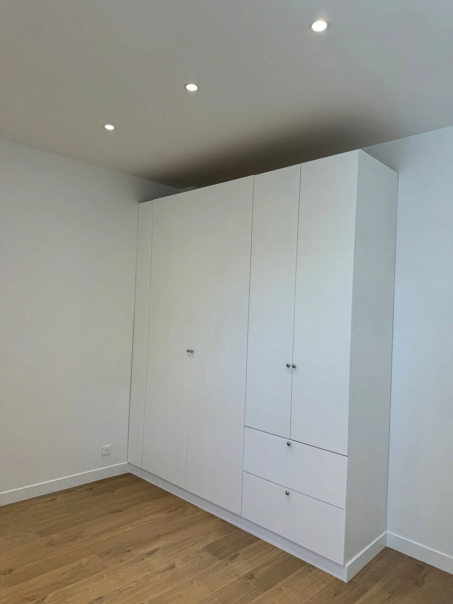 ✨ Placard sur mesure &ndash; pens&eacute; pour votre espace, con&ccedil;u pour durer.
Dans chaque projet, nous allions fonctionnalit&eacute;, design et finitions de haute qualit&eacute; pour transformer votre int&eacute;rieur.

Ce meuble a &eacute;t&