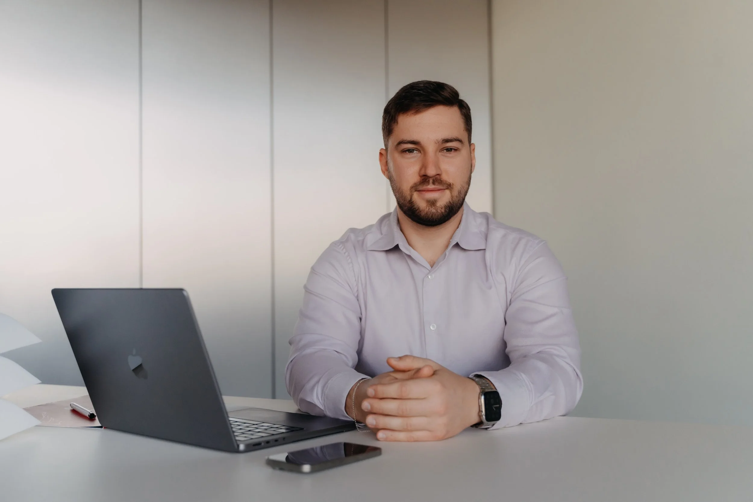 Blízký záběr na klávesnici s klávesou AI. Obrázek reprezentuje vstup lidstva do nového věku.