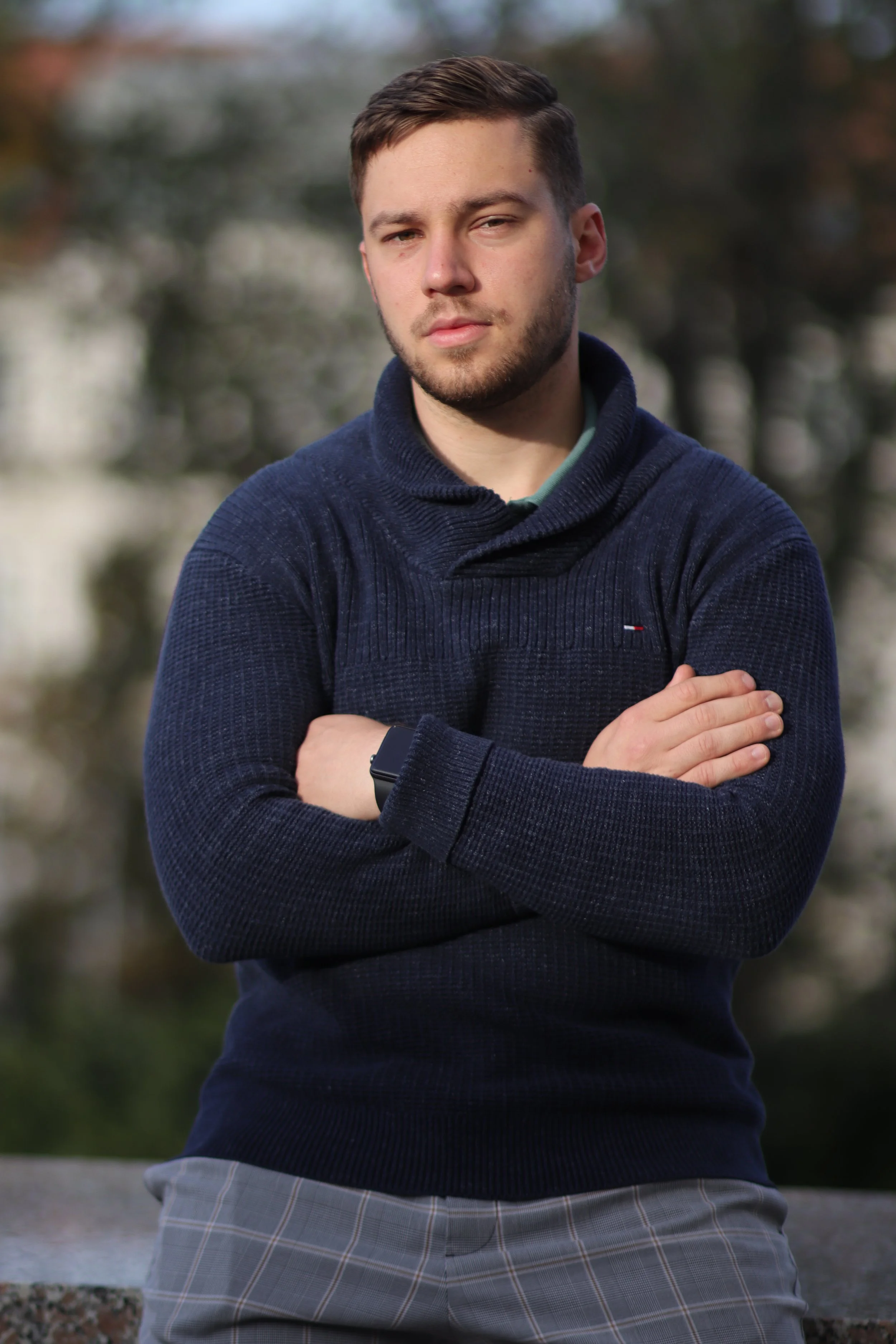 Mladý muž, který je lektorem umělé inteligence. Má na sobě tmavý svetr, kostkované kalhoty. Jeho póza naznačuje, že je připraven na novou éru adaptace.