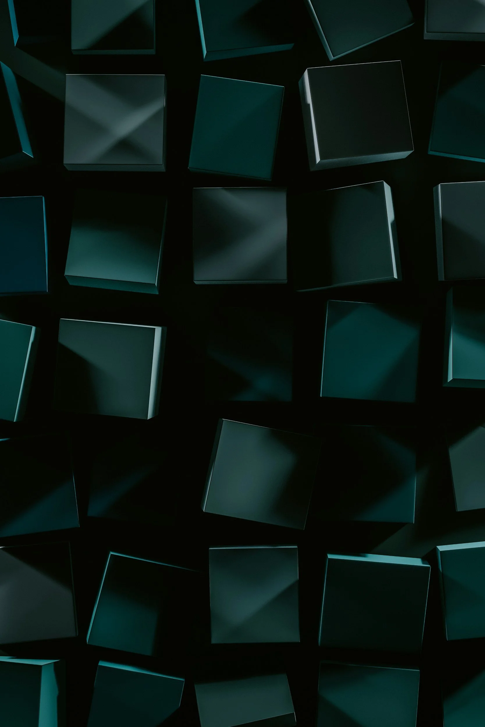 Composición abstracta de cubos negros entrelazados que simbolizan la arquitectura de sistemas inteligentes, la integración de datos y la construcción de capacidades impulsadas por Inteligencia Artificial.