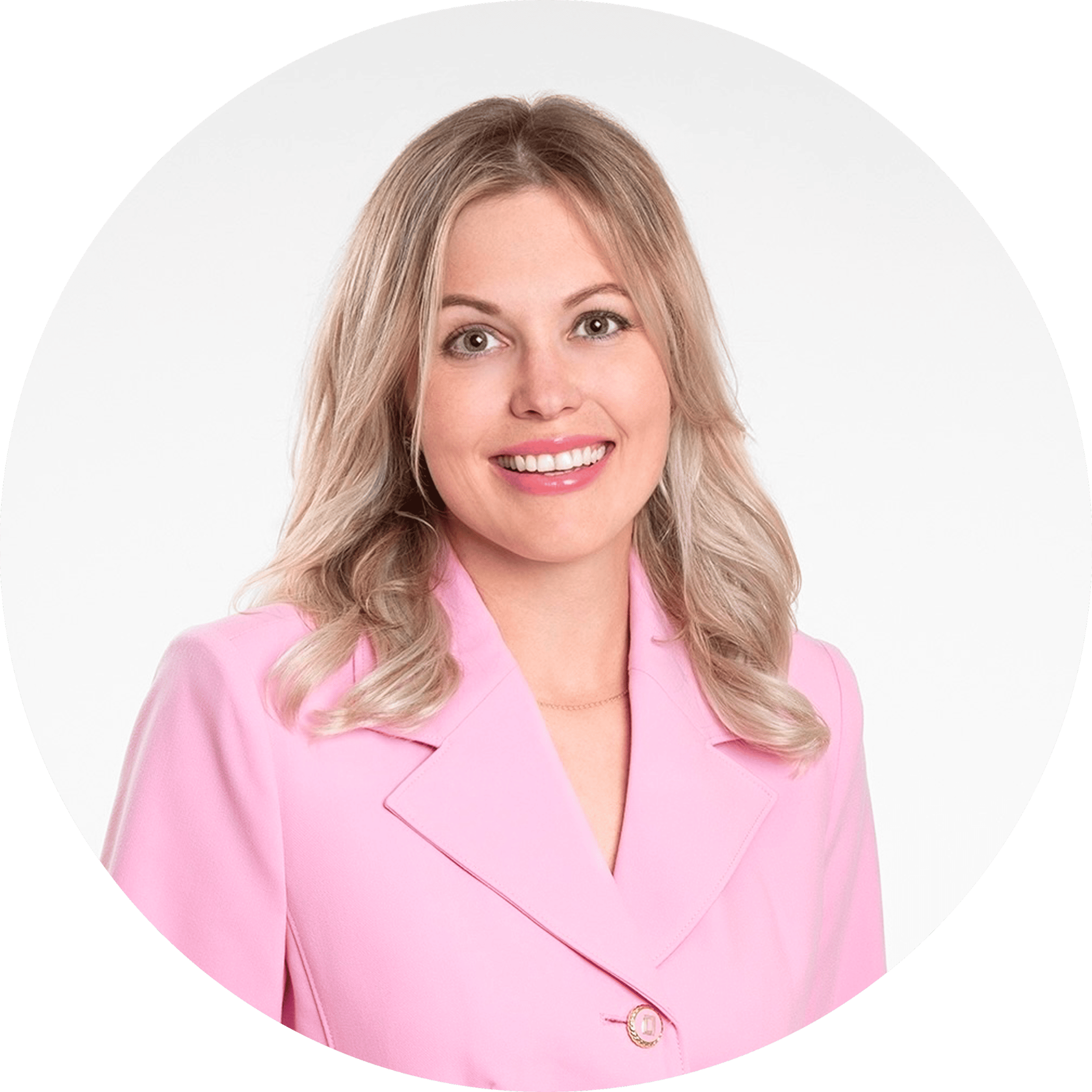 Porträt einer Frau mit langen, blonden Haaren, die ein rosa Blazer trägt.