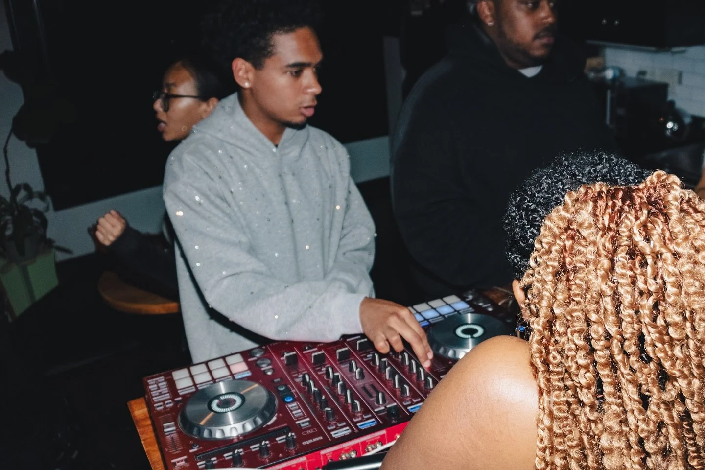April 26, 2025
Small Steps Makes Noise presents: Kickbacks Don&rsquo;t Have Flyers II

#DJ #lalifestyle #nightlife #fashion #HEIRArchive #concert #Kickback #ptso #kickbacksdonthaveflyers 

@prin2e__