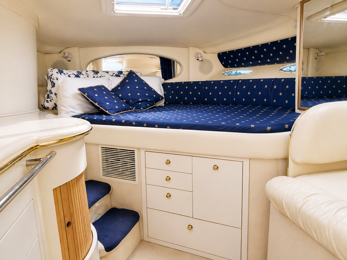 luxury-yacht-cabin-bedroom-berth-interior-modern-boat.jpg