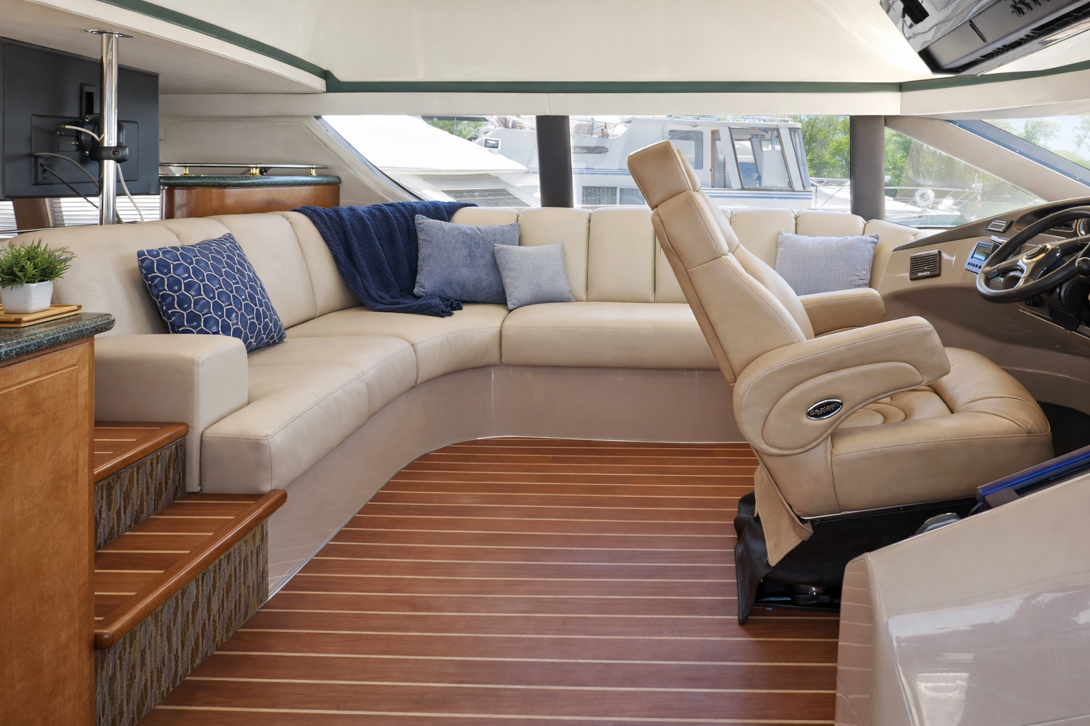 Carver Voyager Pilot House 570 Mid ship driving station.png