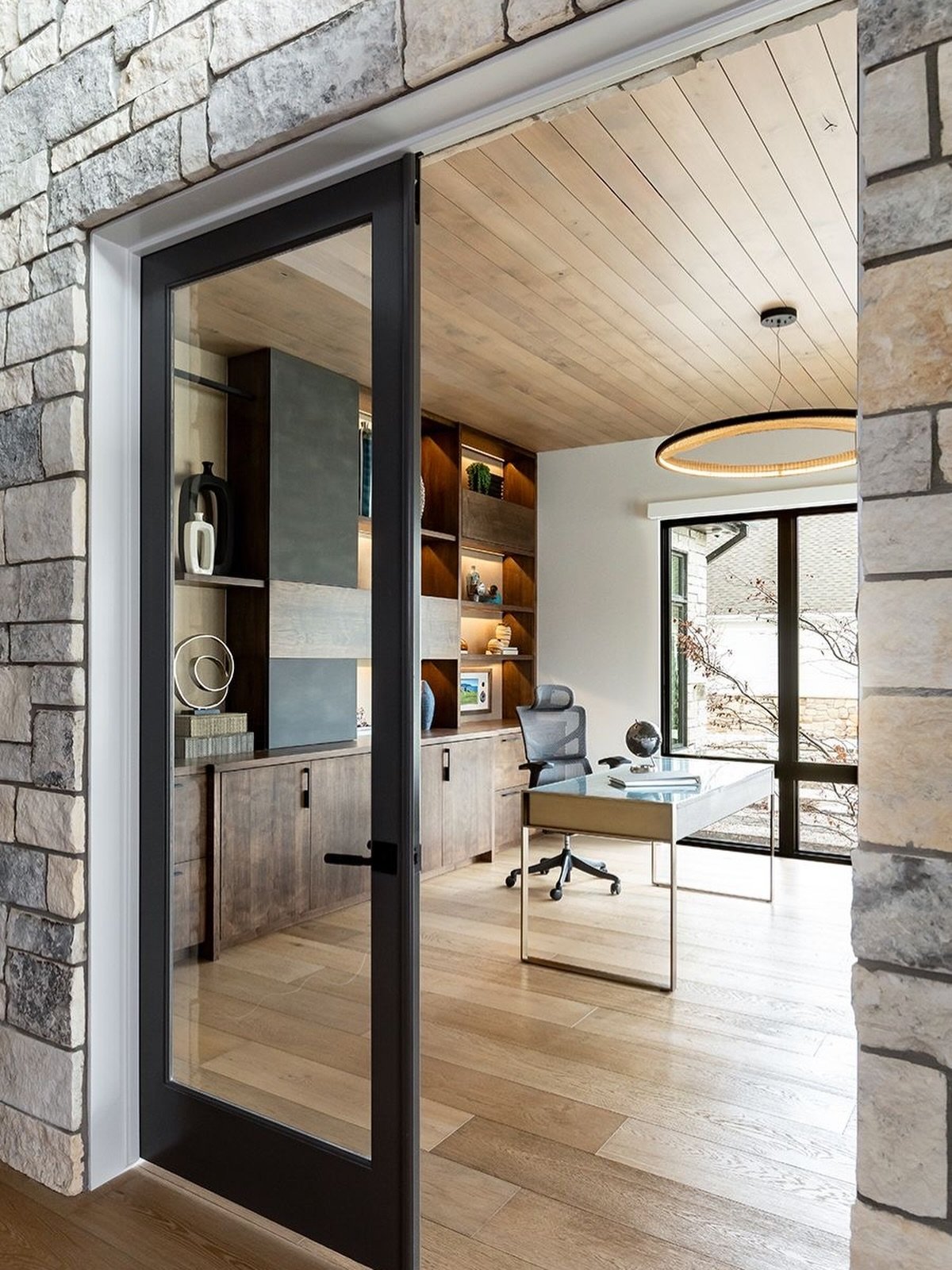 Designed for the moments when inspiration shows up. A place to think, create, and reset. 

Architecture: @onyxdesigncollective 
Interior Design: @kimberlyparkerdesign 
General Contractor: @clearstonebuilders 
Photography: @lindsay_salazar_photography