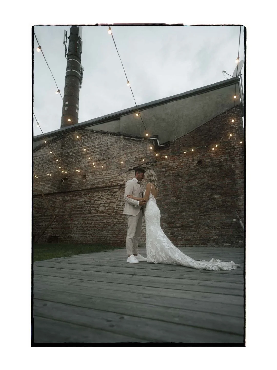 Eine urbane Hochzeit mit so vielen Emotionen, guten Vibes und unvergesslichen Momenten. Peti und Phillip haben ihre Liebe in Osnabr&uuml;ck gefeiert.

Die Genussh&ouml;fe boten die perfekte Kulisse f&uuml;r diesen Tag: Industrial Loft, stilvolle Loun