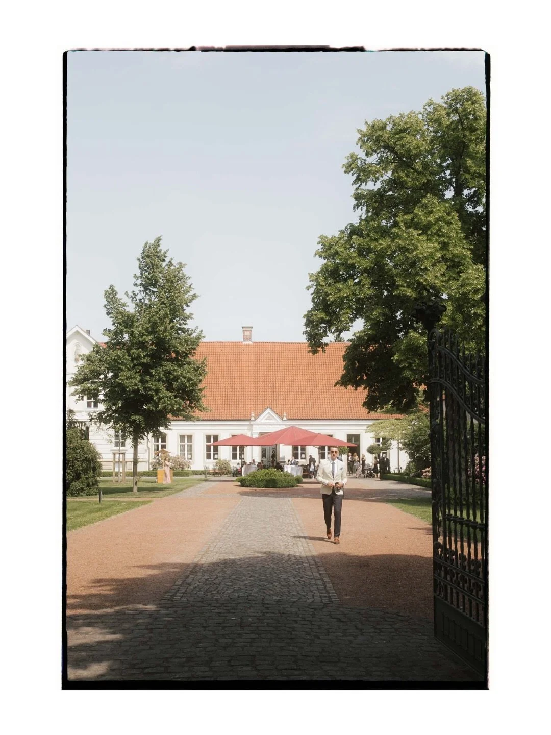 Diese Hochzeit auf dem wundersch&ouml;nen Gut Havichhorst in M&uuml;nster hat wieder gezeigt, wie wichtig die richtige Location f&uuml;r eure Hochzeitsfotos ist. Die Atmosph&auml;re, das Licht, die Architektur und die Umgebung haben einen riesigen Ei