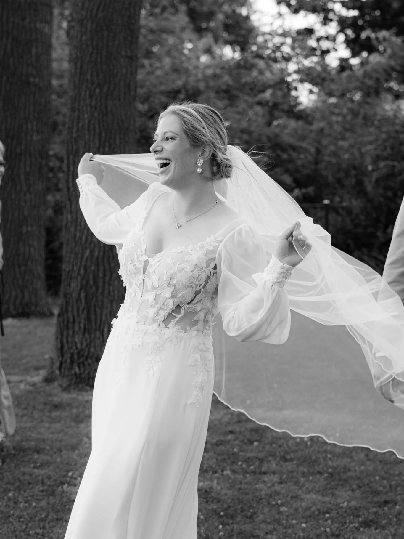 Selena &amp; Lucian 🤍

Manchmal entstehen die sch&ouml;nsten Hochzeiten genau dort, wo man sich am wohlsten f&uuml;hlt. Selena und Lucian haben sich ihren Traum erf&uuml;llt und sich im eigenen Garten unter alten Eichen das Ja-Wort gegeben. 🌿

Vom 