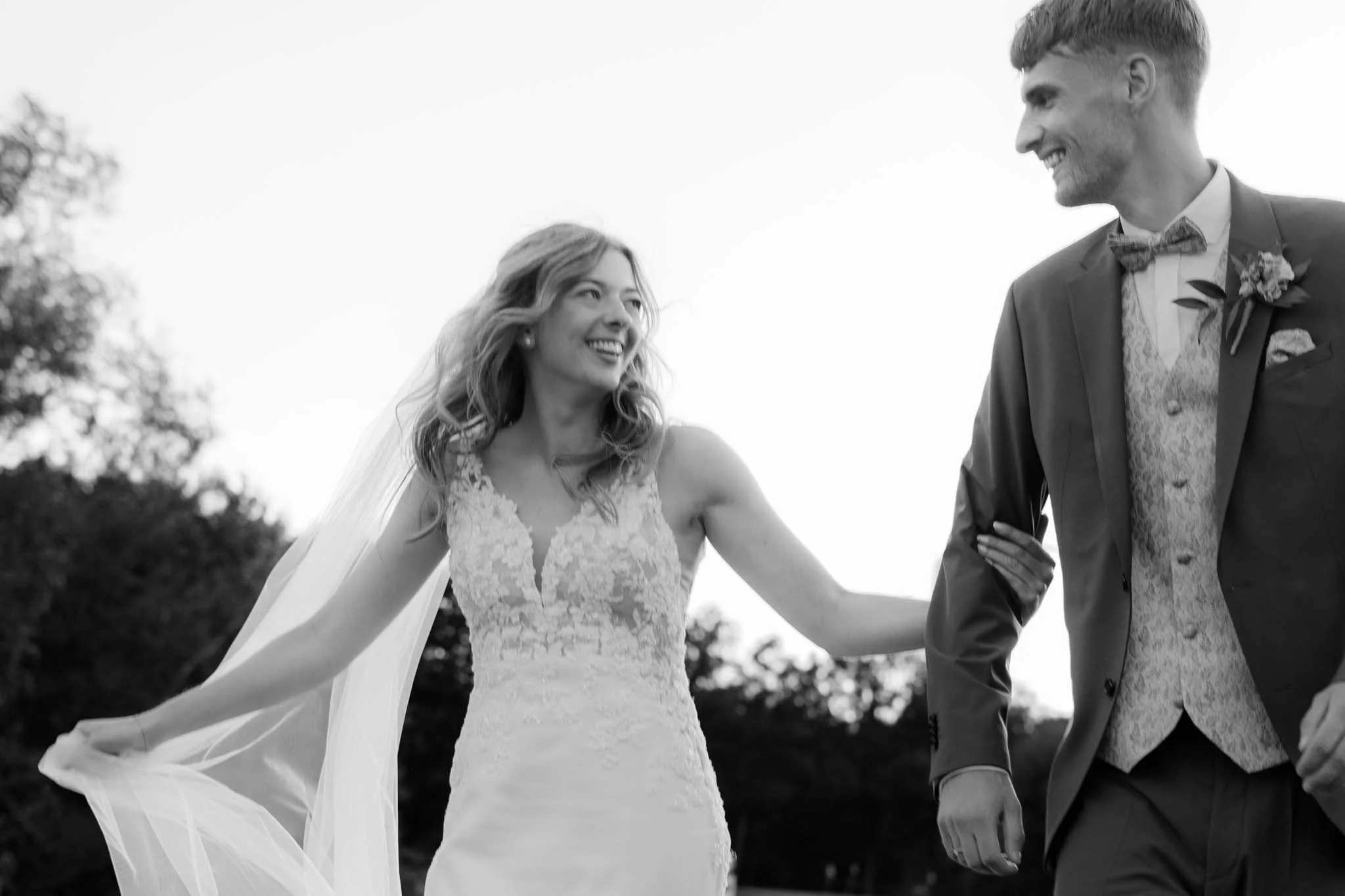Malika und Jonas bei ihrer Hochzeit im Golfhotel Mesum in einer künstlerischen Schwarz-Weiß-Aufnahme mit Bewegungsunschärfe.