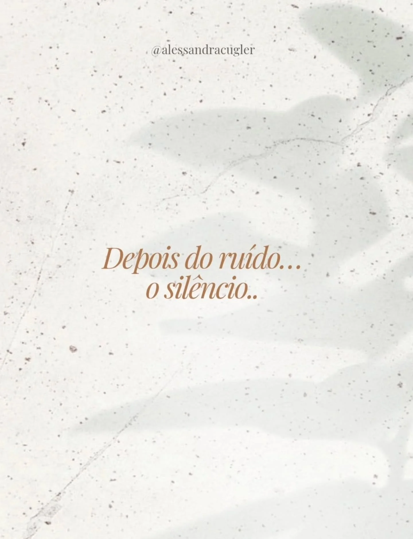 Depois de per&iacute;odos de intensidade, &eacute; comum sentir um certo sil&ecirc;ncio interno.

O mundo volta ao ritmo habitual, mas por dentro algo parece mais lento, como se a alma precisasse de alguns passos atr&aacute;s antes de seguir adiante.