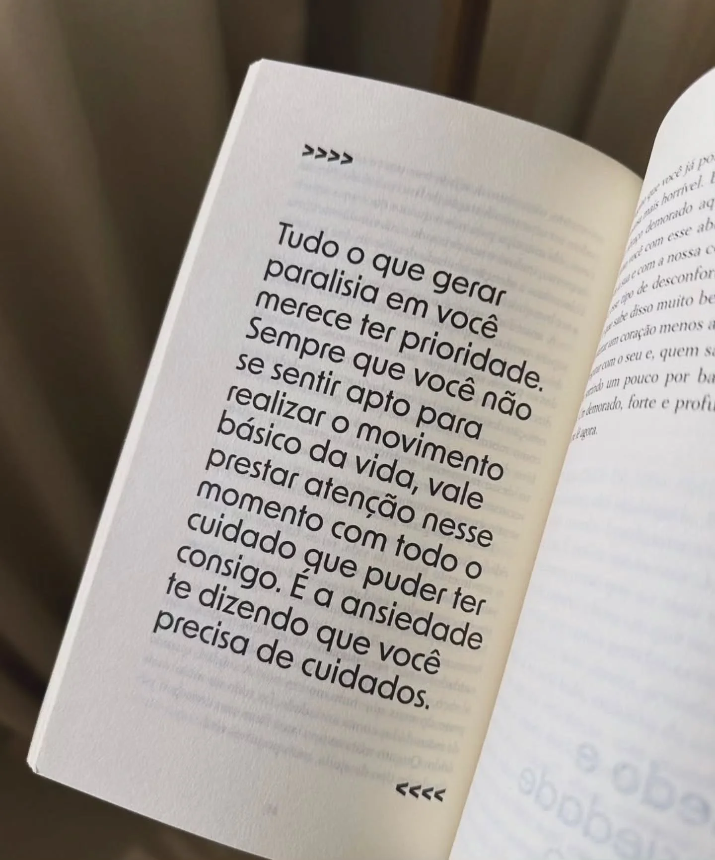 Paralisa&ccedil;&otilde;es n&atilde;o s&atilde;o fraqueza.
S&atilde;o linguagem.

Quando o corpo trava,
quando a vida desacelera sem pedir licen&ccedil;a,
quando aquilo que antes era simples se torna pesado&hellip;
h&aacute; algo pedindo escuta.

Pau