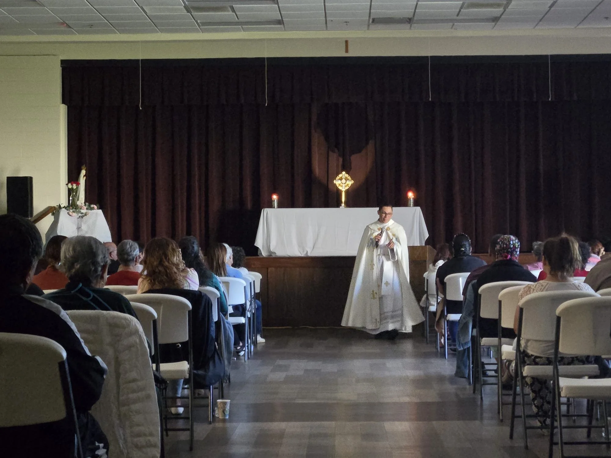 Earlier this month, we had an Advent retreat for the Hispanic community, with the theme, Preparamos nuestro coraz&oacute;n para recibir a Jes&uacute;s, con Mar&iacute;a (Prepare our hearts to receive Jesus with Mary).
~~~~~~~~~~~~~~~~~~~~~~~~~~~~~~~~
