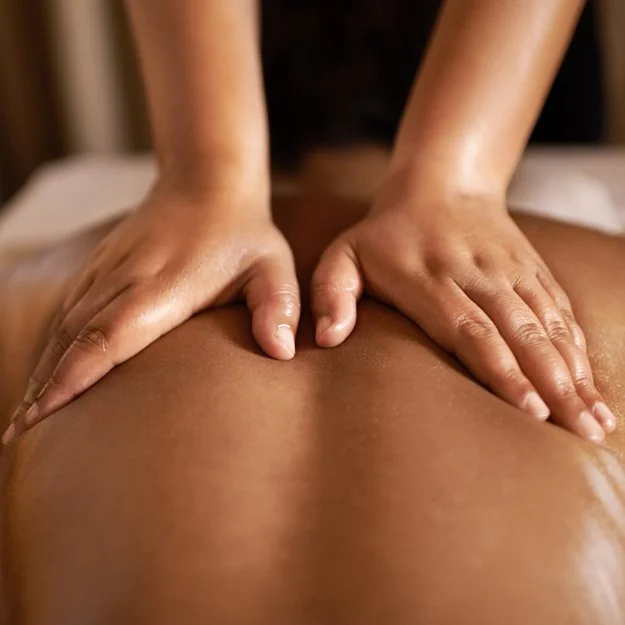Une personne recevant un massage sur le dos.