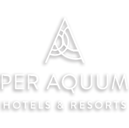 Logo de Per Aquum Hotels & Resorts avec un symbole en forme de A stylisé et le texte en blanc sur fond noir.
