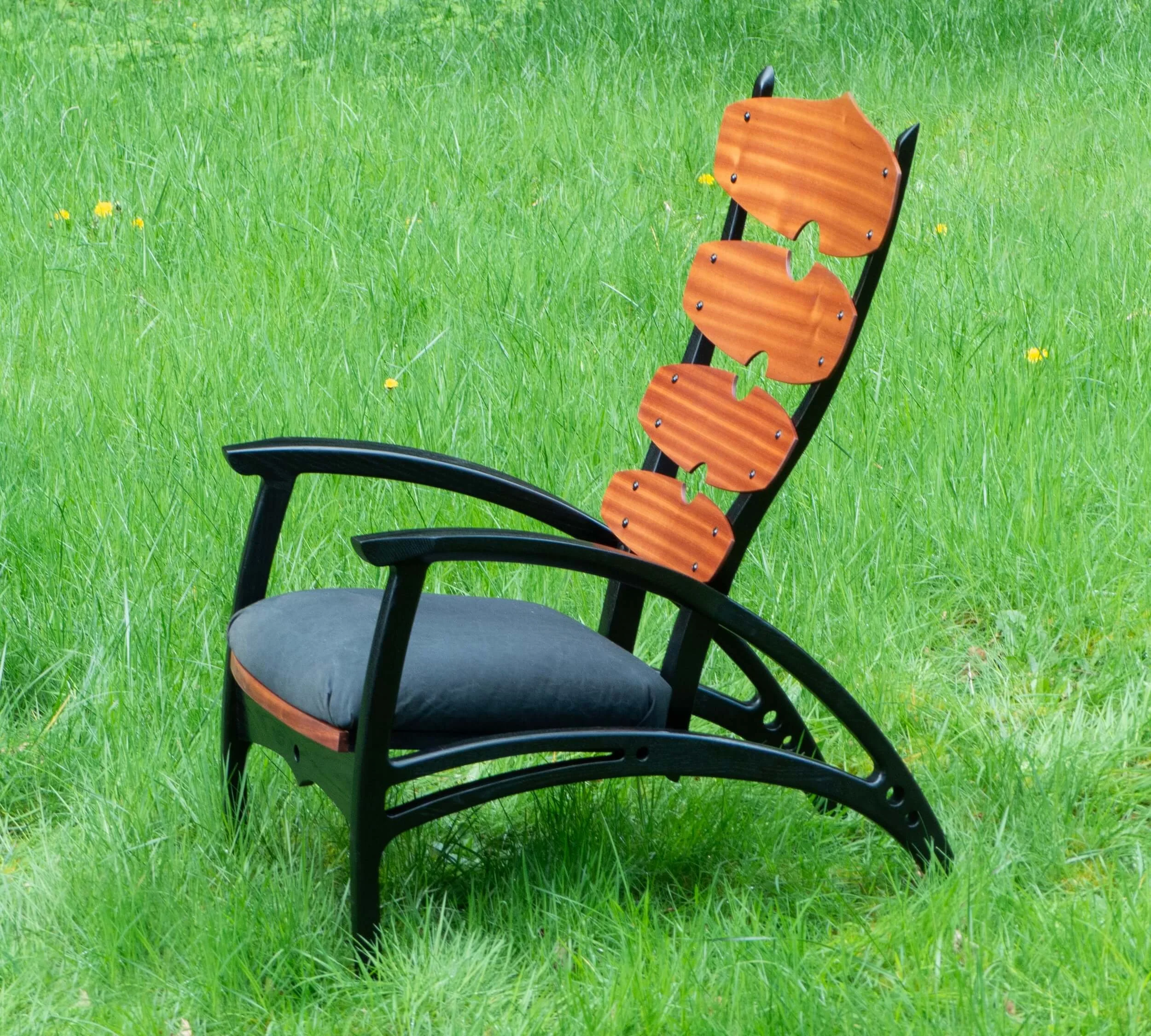 Queen-Bee-Lounge-Chair-side.jpg