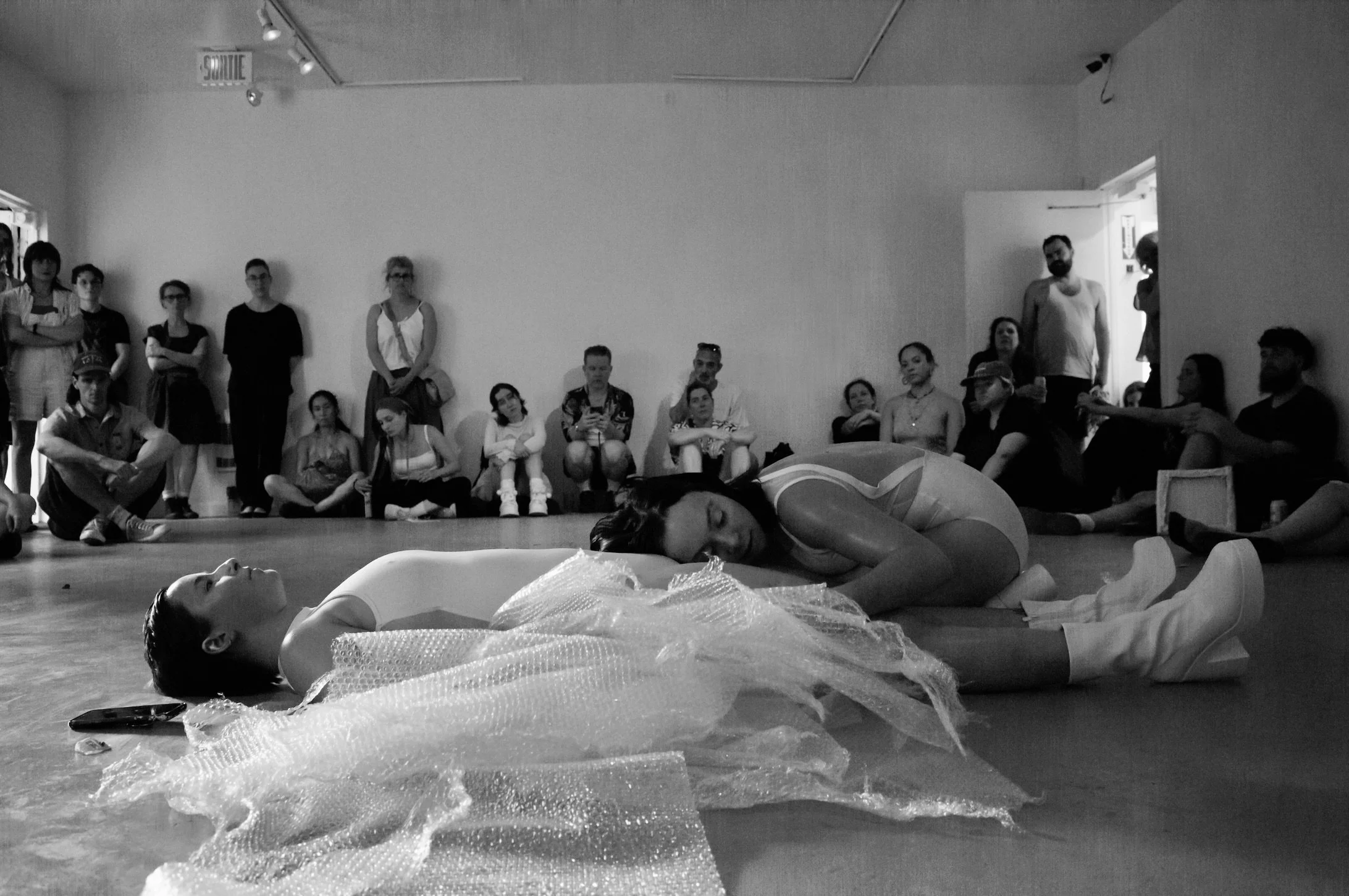 Clo et Coralie performance art duo, immaterial form of art, time-laps