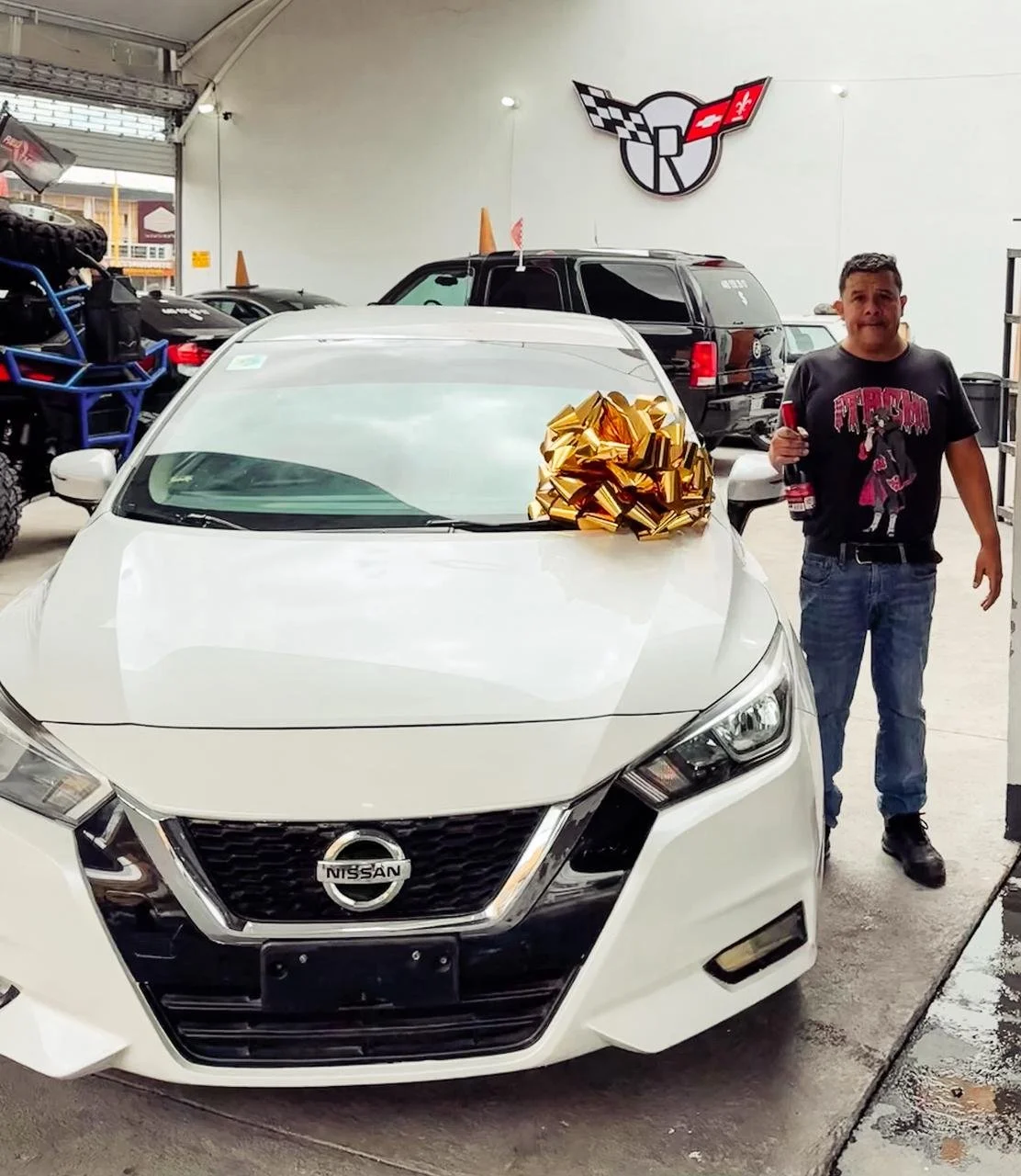 cliente satisfecho con la entrega de su vehículo seminuevo 