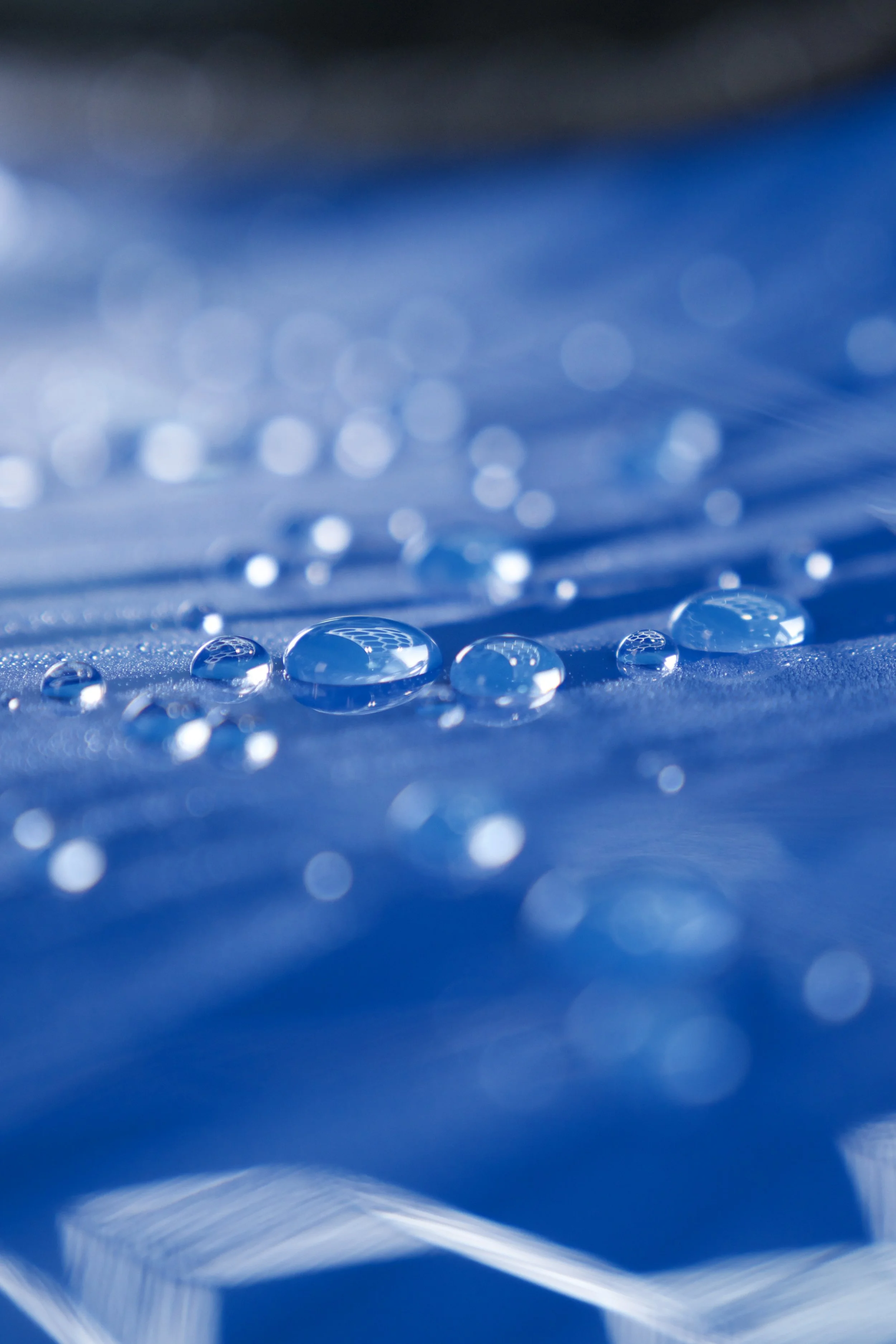 this image captures the ultra hydrophobic water beads on this blue painted surface after being washed thanks to the protection of Gtechniq Crystal Serum Light + EXOv5 ceramic coating.