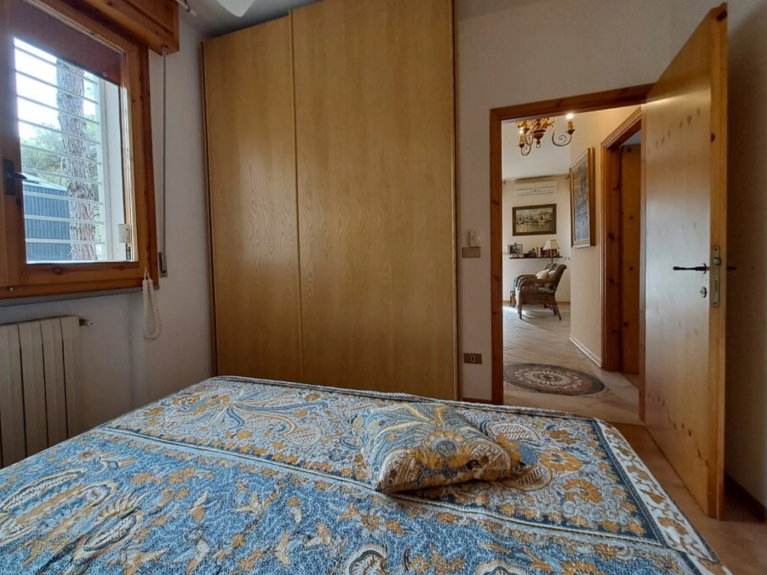 Double room overlooking the garden, with soft natural light and a calm, intimate atmosphere.