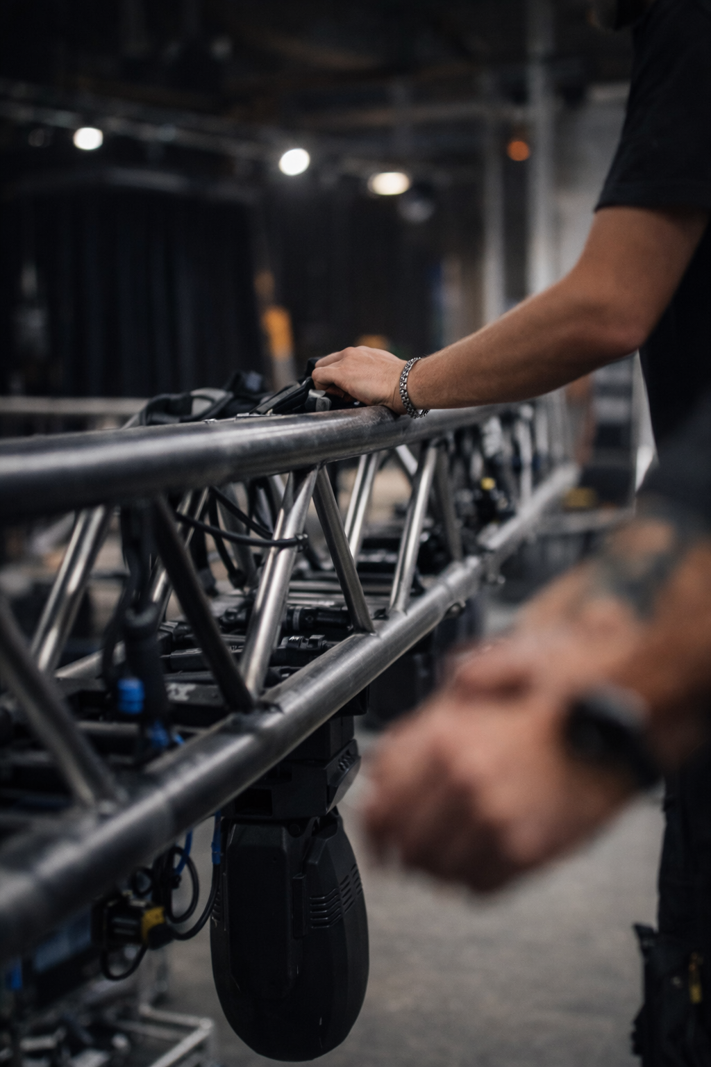 Person greift in der Nähe eines landwirtschaftlichen Traktors oder landwirtschaftlichen Geräts mit mehreren Radsätzen.