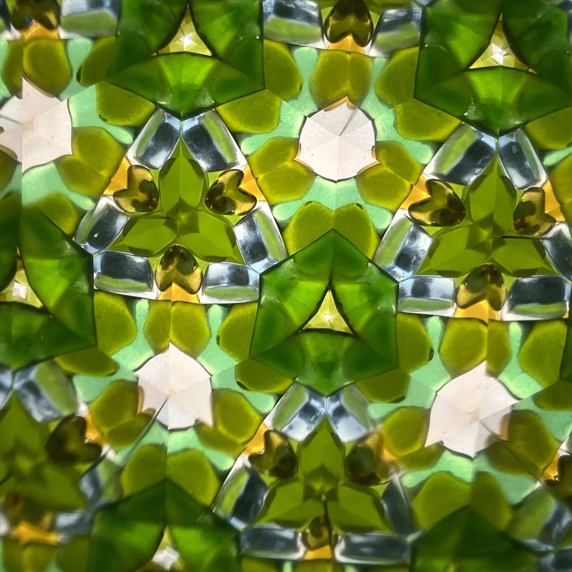  Lush green and golden-yellow symmetrical glass pattern, resembling spring foliage and clover shapes. 