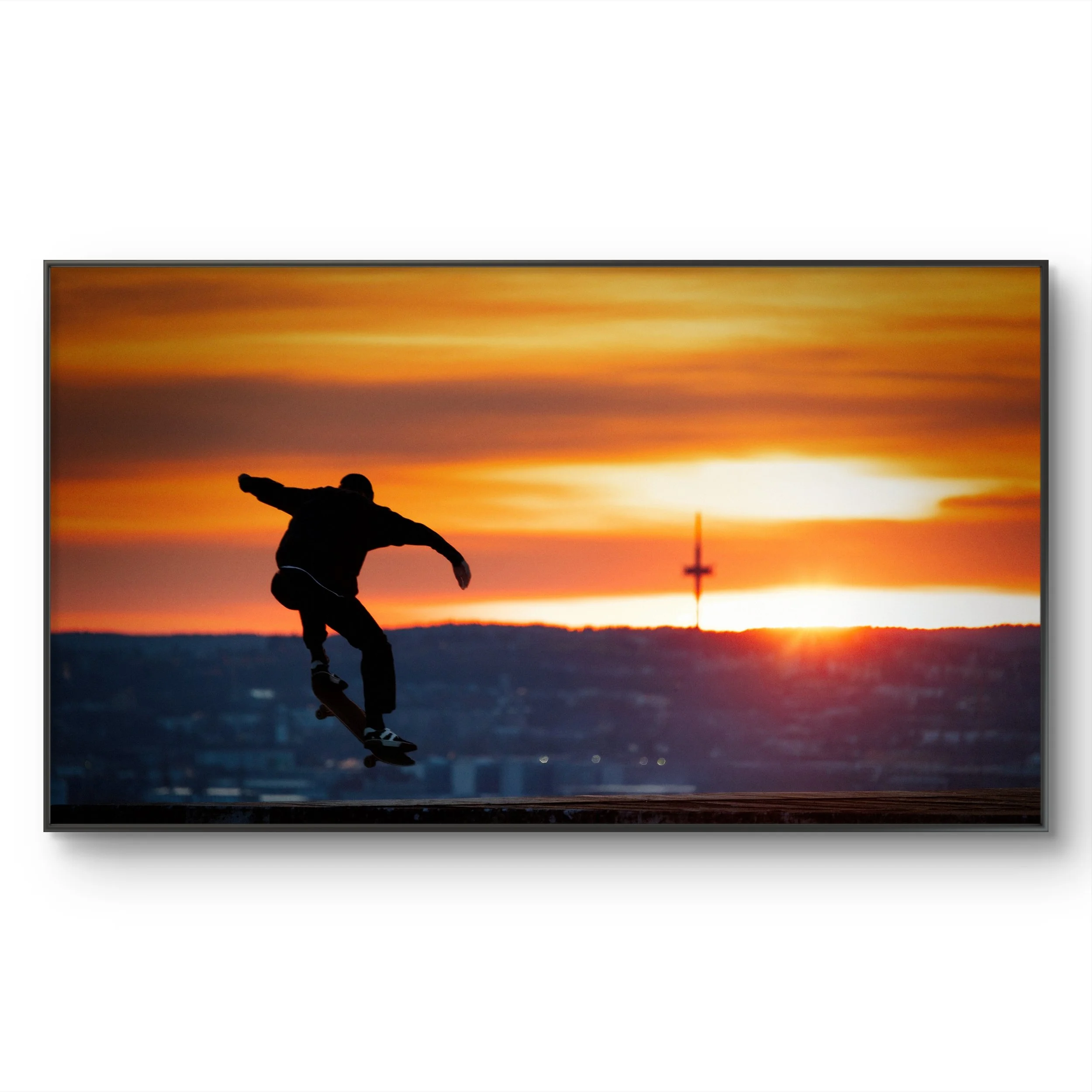 Skateboarding über der Regensburger Stadtsilhouette im Sonnenuntergang