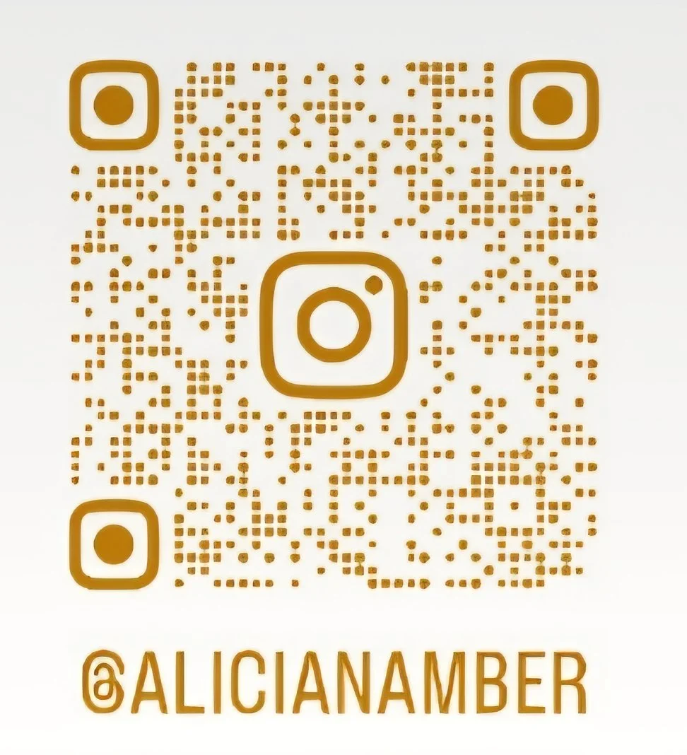 Código QR en color dorado y el texto '@ALICIANAMBER' en la parte inferior.