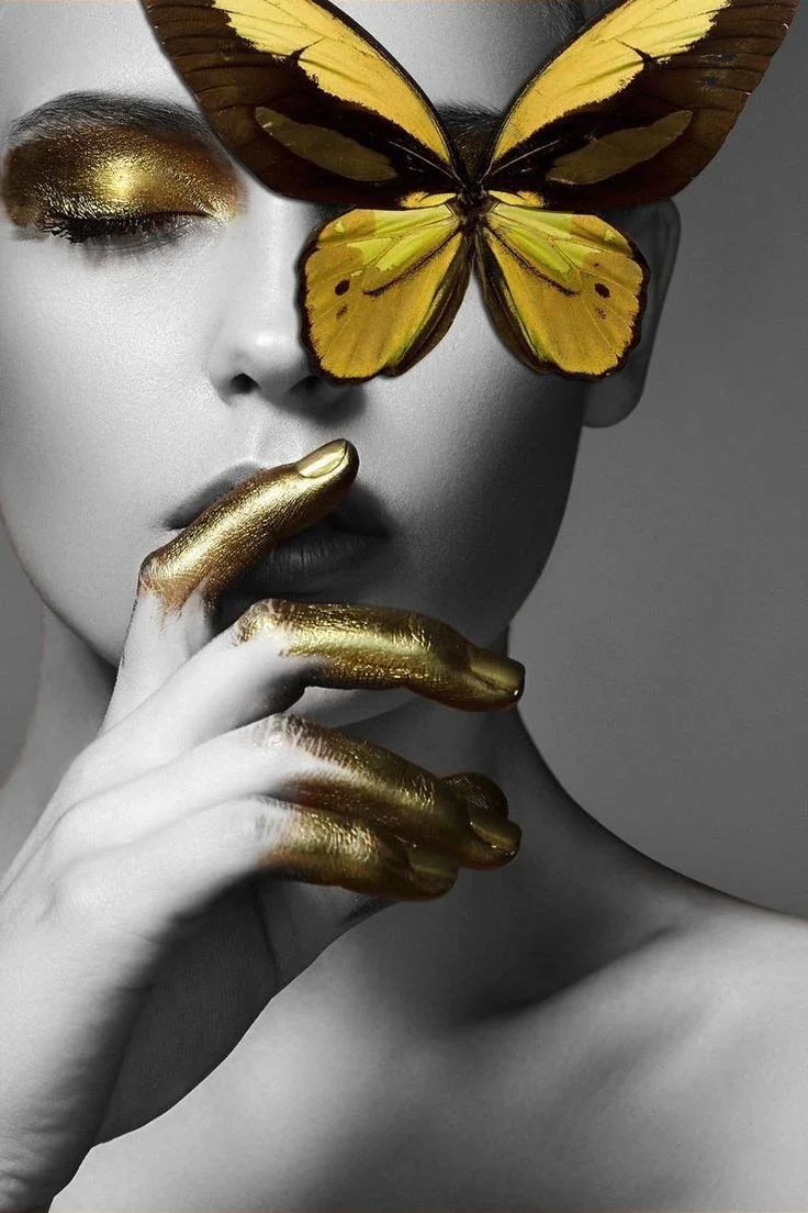 Mariposa dorada sobre el ojo de una mujer; símbolo de Alicia Namber y de su renacimiento.