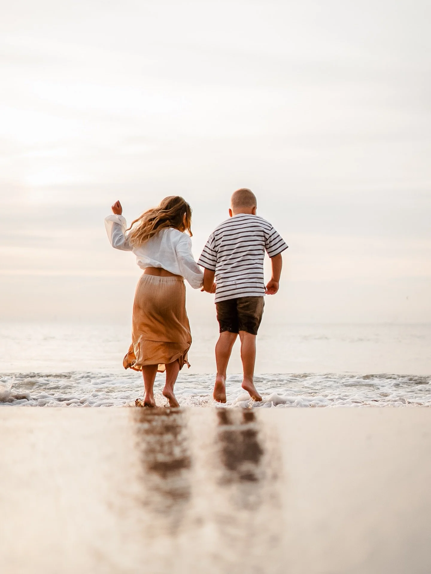 Kinderen die lekker zichzelf mogen zijn, ouders die meegenieten&hellip; d&aacute;t is een gezinsshoot op het strand!✨

Niet geposeerd, niet gemaakt gewoon spontaan, gezellig en vol echte momenten! 🫶🏼

Willen jullie dit ook? Boek nu jouw plekje door