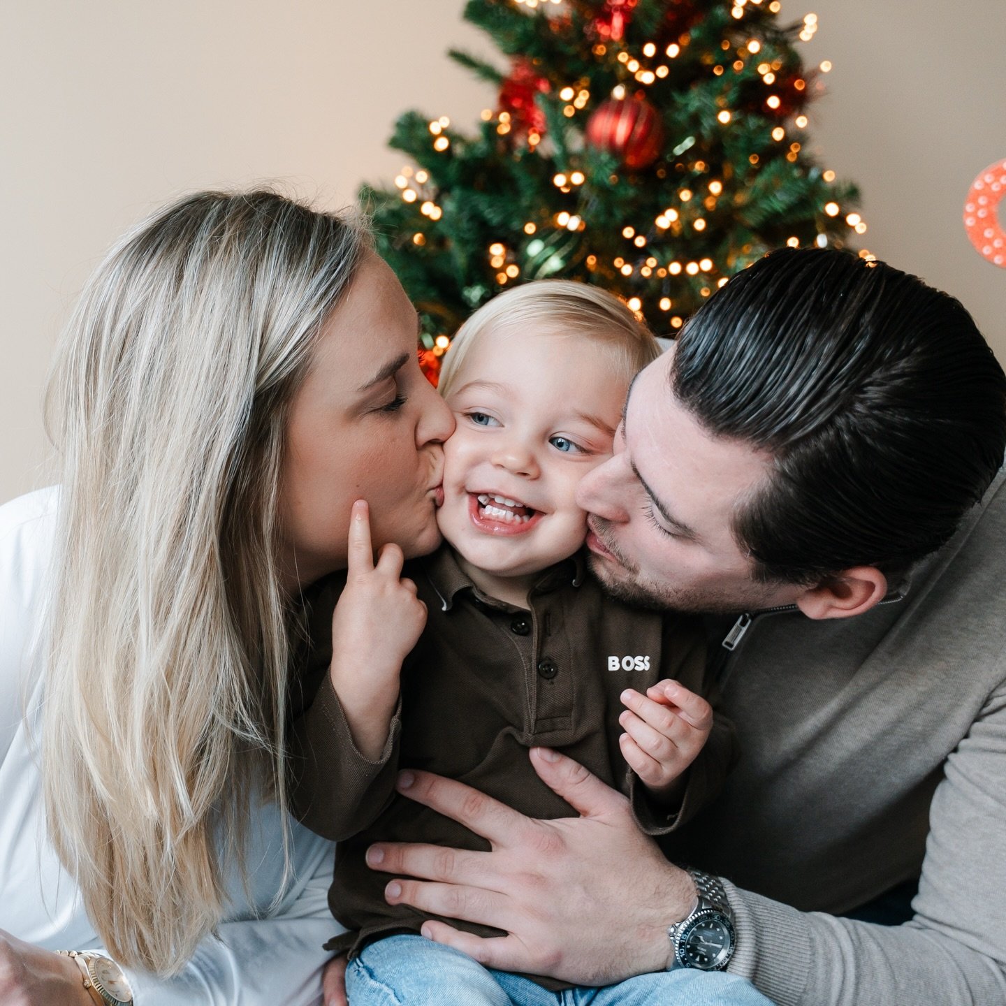 Een dikke kus van papa en mama tijdens de kerst mini shoot! ✨&hearts;️

Alle keuzegalerijen van de kerst mini shoot zijn verzonden! Zodra de foto&rsquo;s gekozen zijn ga ik aan de slag met de edit. Ik kan niet wachten om de eindresultaten de delen. W