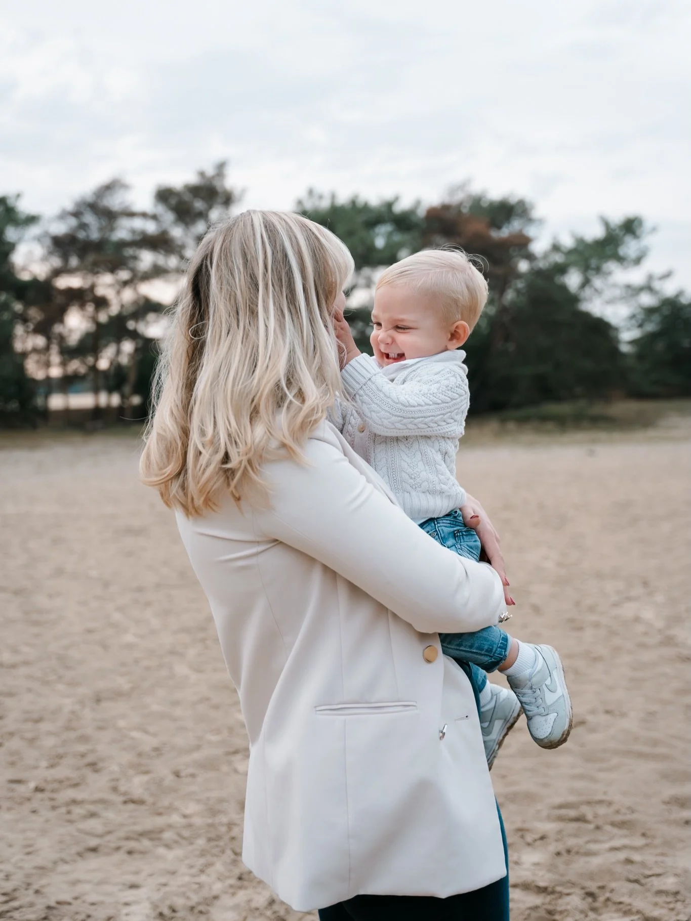 Lekker gek doen met mama! Bij mij kunnen jullie als gezin genieten van een momentje met elkaar. We laten de kleintjes lekker hun gang gaan. Lekker spelen, rennen, knuffelen, de kieteldood en nog veel meer. Geen perfecte poses, maar echte momenten. Zo