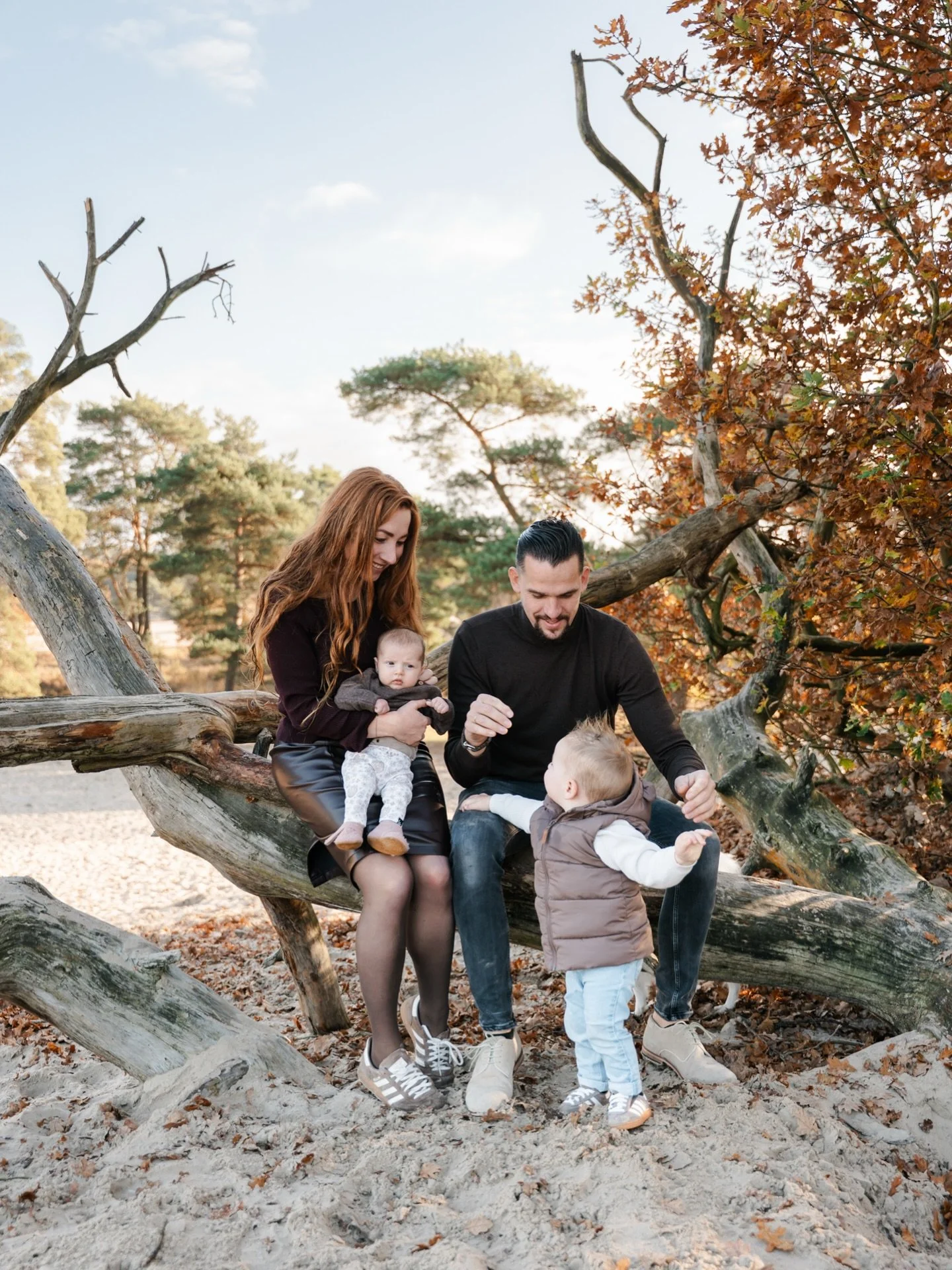 Samen lachen, knuffelen, spelen in het zand en gewoon lekker jullie zelf zijn. Dat zijn de mooiste herinneringen. 

Stuur me een DM of bekijk mijn website voor meer info en het boeken van een gezinsshoot of een andere shoot! 💌

#gezinshoot #gezinsfo