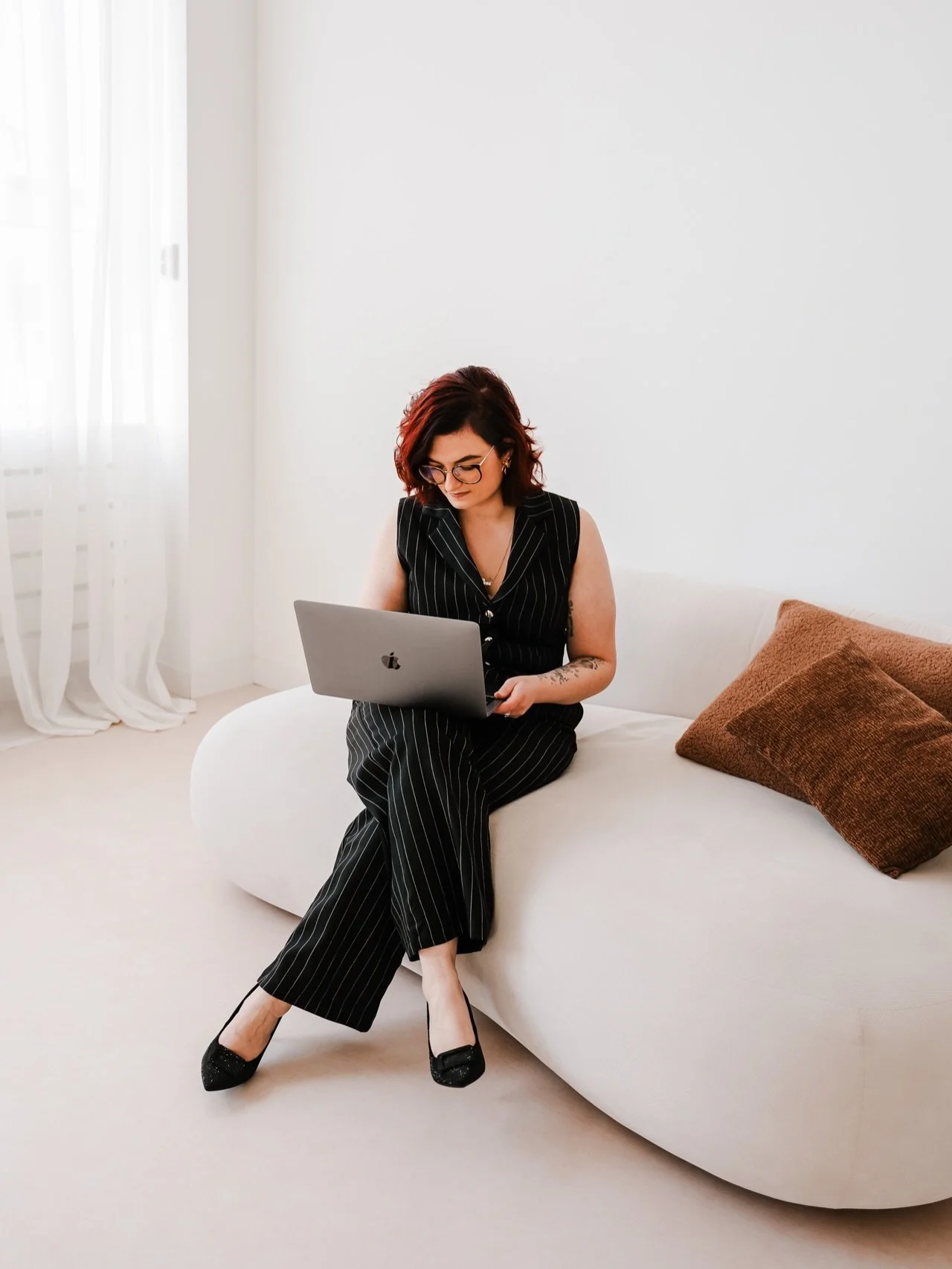 Personal branding begint bij durven laten zien wie jij bent. ✨

Jouw verhaal, jouw energie, jouw kracht, vertaald naar beelden die blijven hangen. Samen zorgen we voor foto&rsquo;s die niet alleen mooi zijn, maar &eacute;cht bij je passen. En geen zo