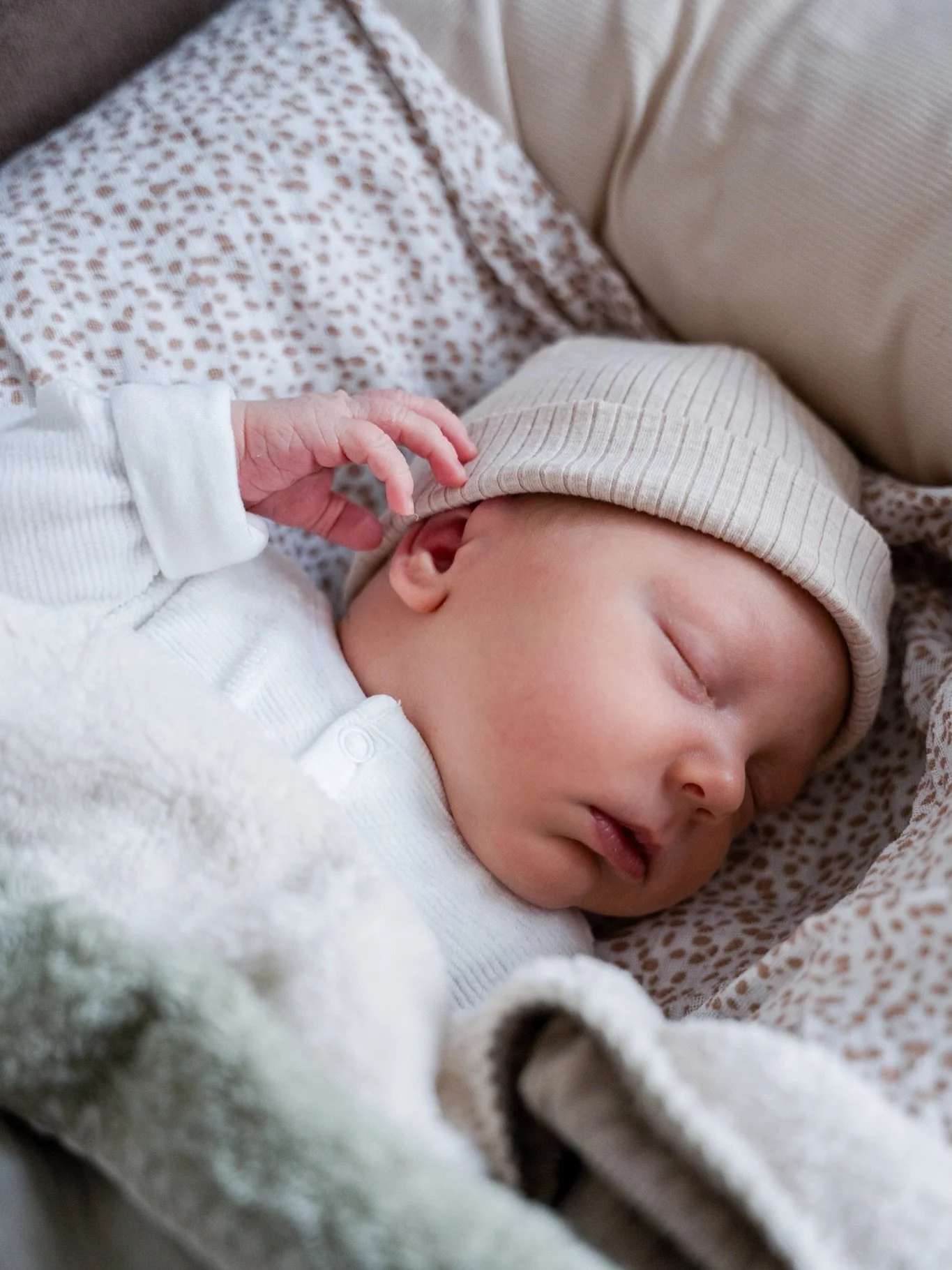 Kleine details van je newborn die je nooit wilt vergeten. De eerste knuffels, gaapjes, de kleine handjes en voetjes. Dit is zo ontzettend waardevol om voor altijd te bewaren. 

Stuur me een DM of ga naar mijn website om jouw newbornshoot te boeken. I