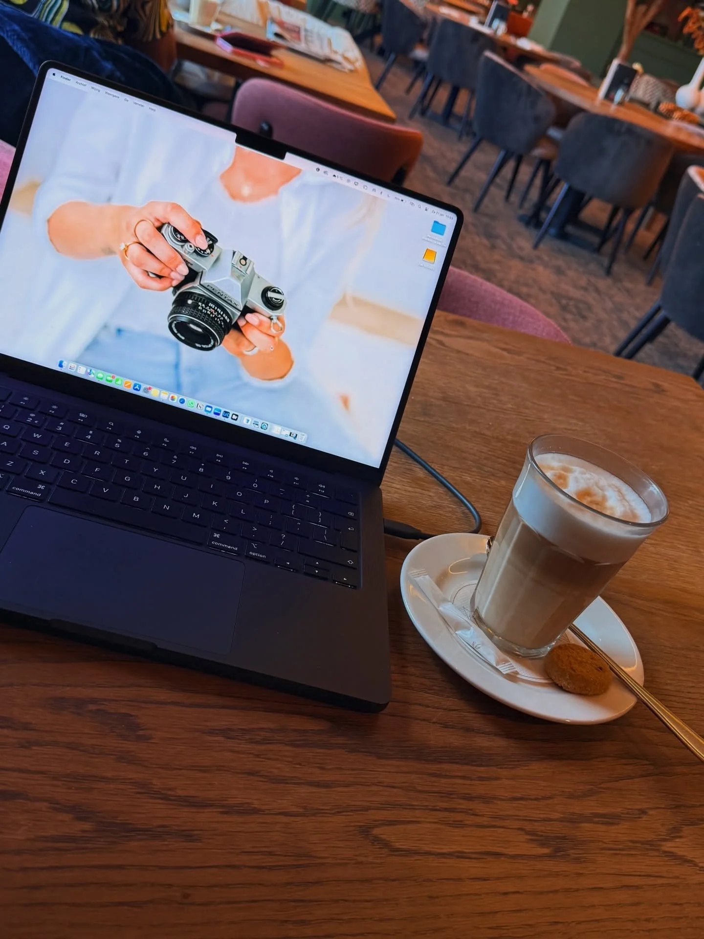 Recap van februari ♡ 

Foto 1 &amp; 2: lunch en content afspraak met @media_alalisa , hele leuke beelden geschoten en gezellig bijgekletst! ✨
Foto 3: Eindelijk weer mooie tulpen in de winkel! Mijn lievelings bloemen! 🌷 
Foto 4 &amp; 5: Afgelopen maa