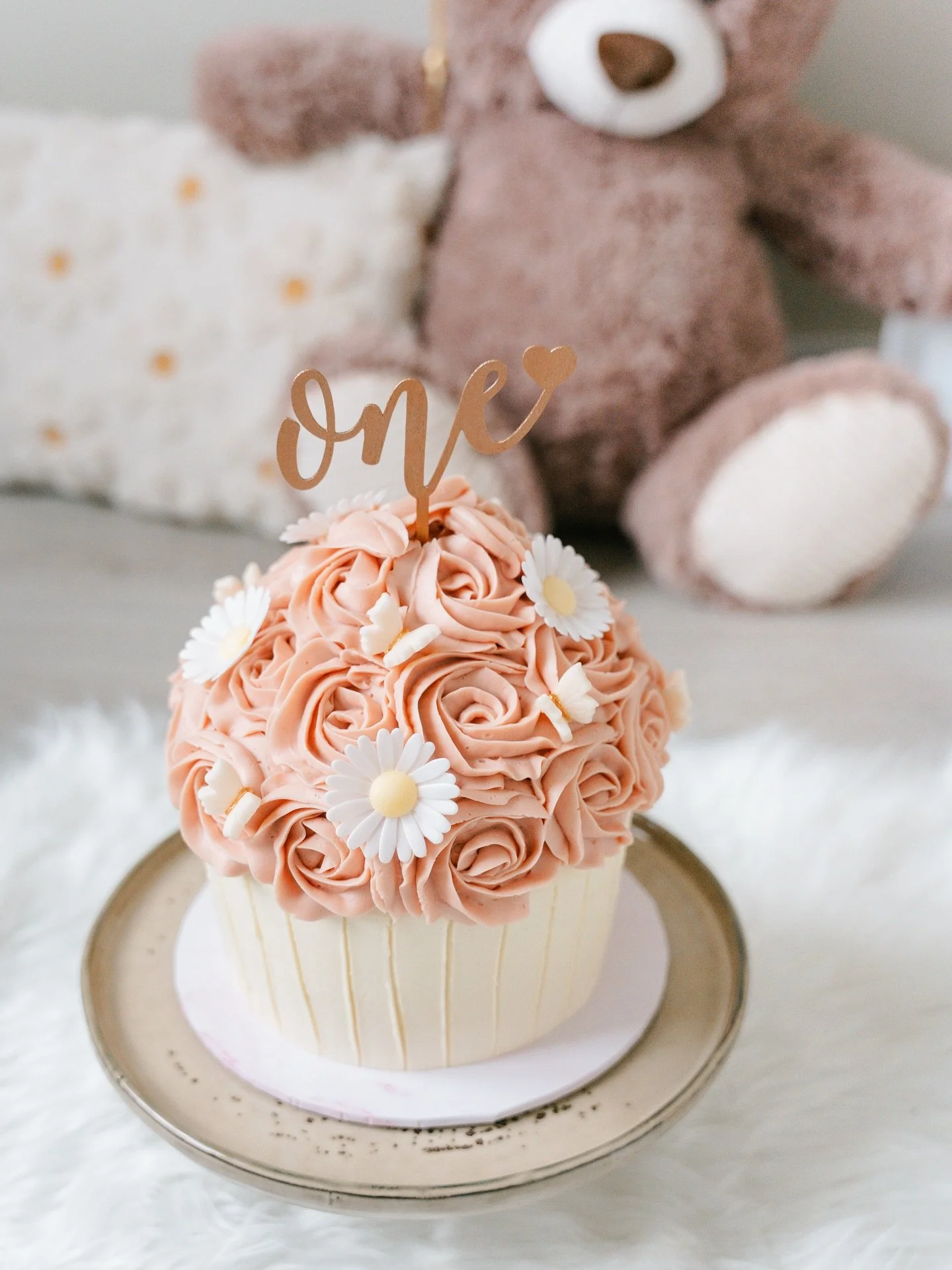 Deze te leuke cakesmash gedaan voor de eerste verjaardag van dit lieve knappe meisje! De prachtige taart is gemaakt door @taarten.vansas 🌸🎂
