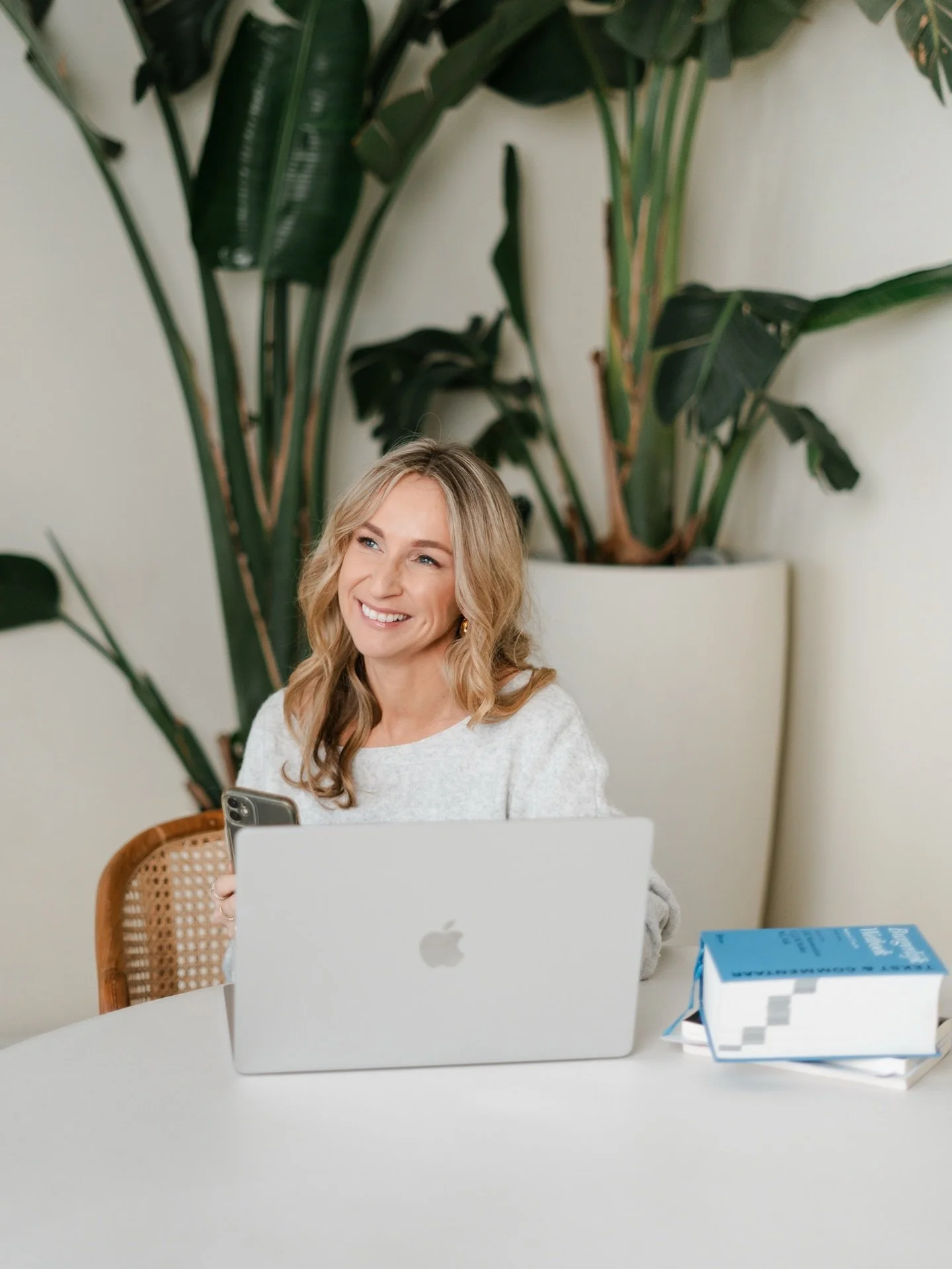 Personal branding begint bij jezelf laten zien zoals je bent.
Puur, krachtig en herkenbaar. Met beelden die passen bij wie jij bent en wat je wilt uitstralen, help ik je om jouw verhaal visueel te vertellen. Klanten willen zien met wie ze in zee gaan