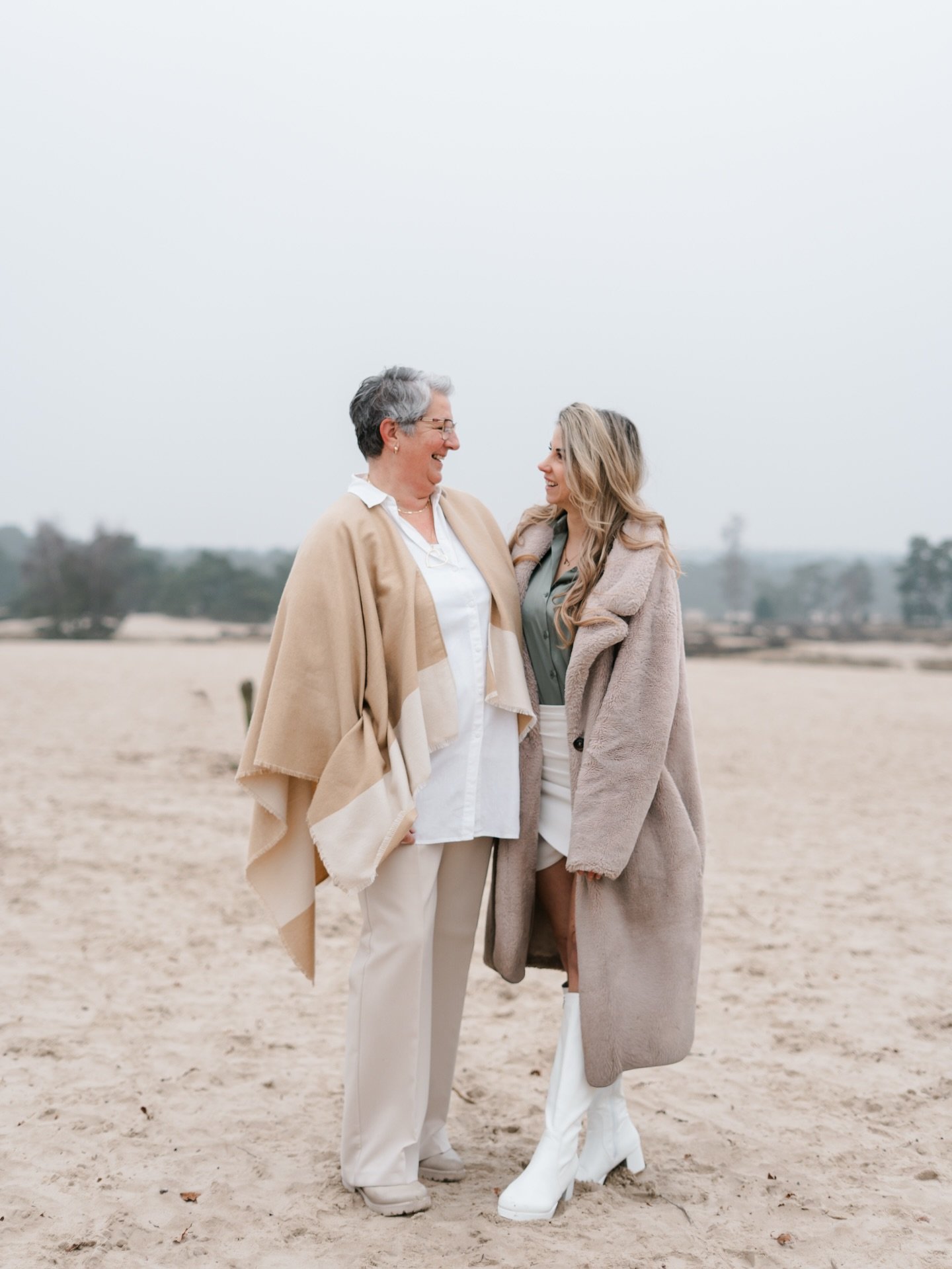 Laatst deze lieve moeder en dochter samen op de foto gezet 🤍

Gewoon zoals ze zijn, ontspannen, veel lachen en vooral heel fijn samen. Dat soort momenten blijven toch het mooist om vast te leggen. ✨

Boek nu je shoot door een DM te sturen of laat ee