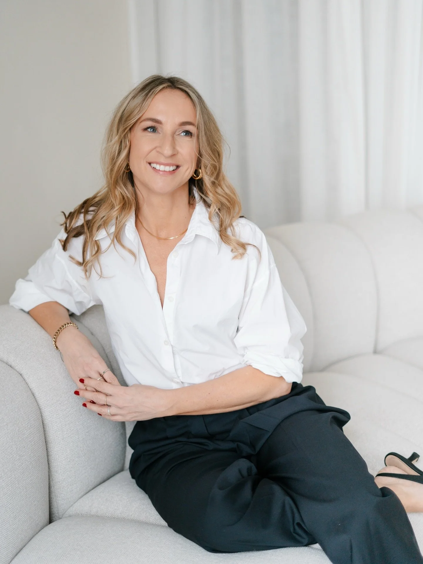 Personal branding begint bij durven laten zien wie jij bent. ✨

Jouw verhaal, jouw energie, jouw kracht, vertaald naar beelden die blijven hangen. Samen zorgen we voor foto&rsquo;s die niet alleen mooi zijn, maar &eacute;cht bij je passen. En geen zo