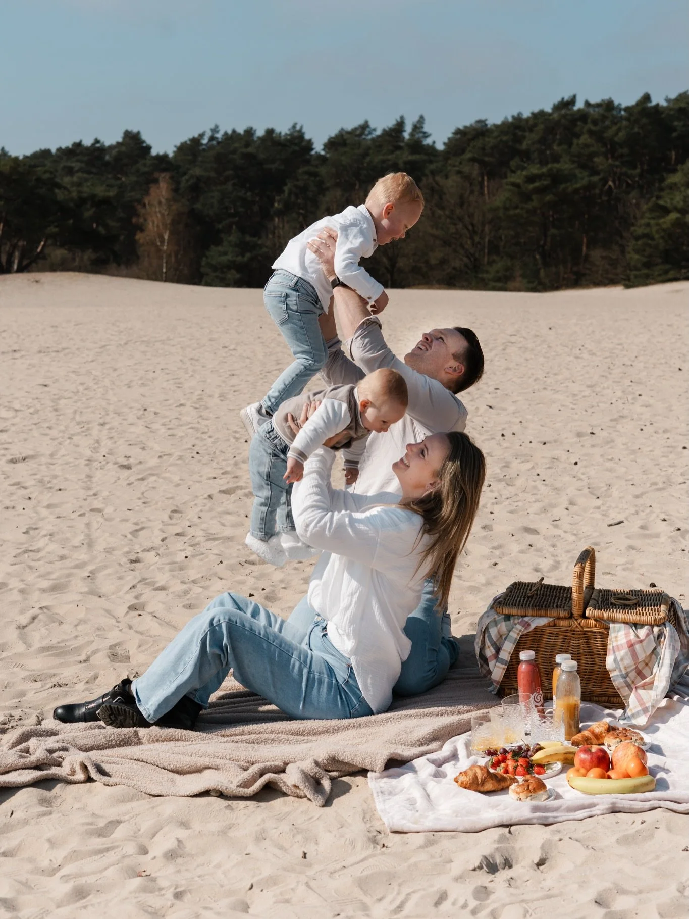 Tijdens de picknick deze hele leuke momentjes vastgelegd! Gewoon even niets moeten en alleen maar genieten met elkaar, zo gaat een gezinsshoot er bij mij aan toe! Geen stijve poses maar juist lol hebben en de echte momenten vangen💛

In de zomermaand
