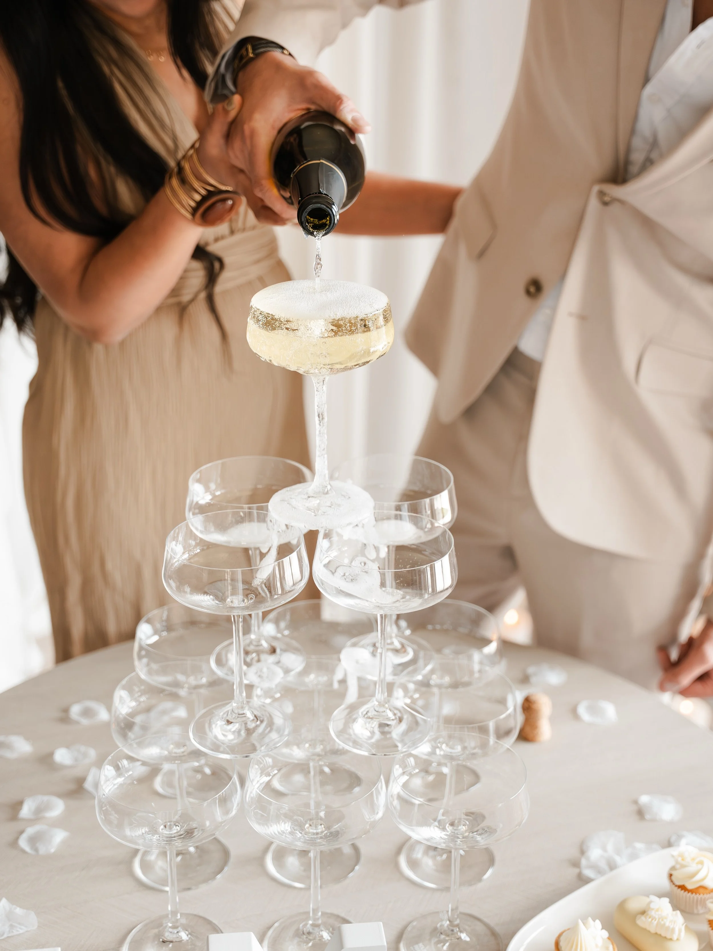 Een huwelijksaanzoek met een prachtig aangeklede setting vol rozenblaadjes, bloemen en kaarsjes ✨🌹

En alsof dat nog niet genoeg is&hellip; daarna genieten van heerlijke zoetigheden en een stijlvolle champagnetoren! Hoe romantisch is dat? 😍💍🥂

Sa